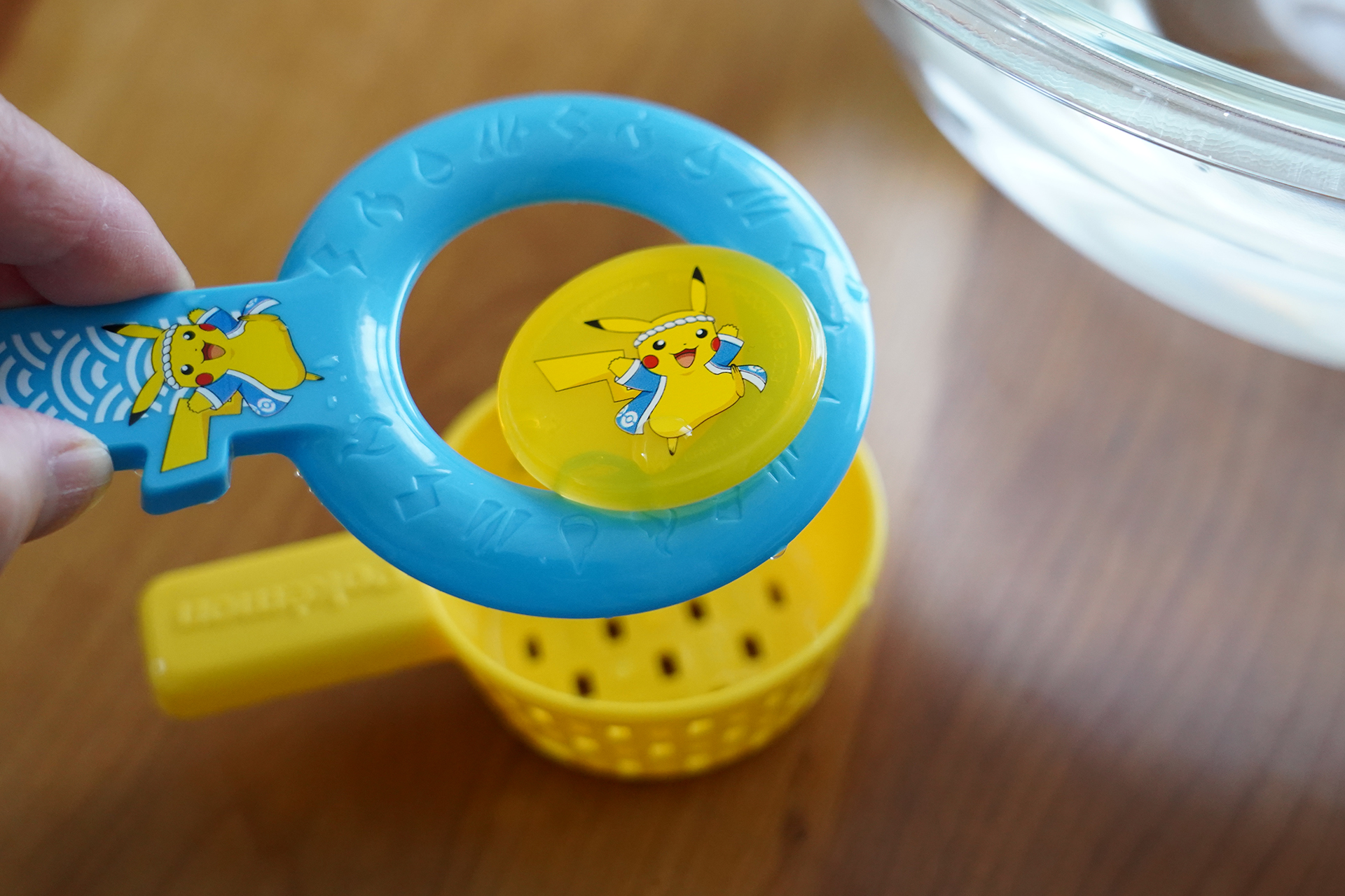 ポイを使ってディスクをすくう