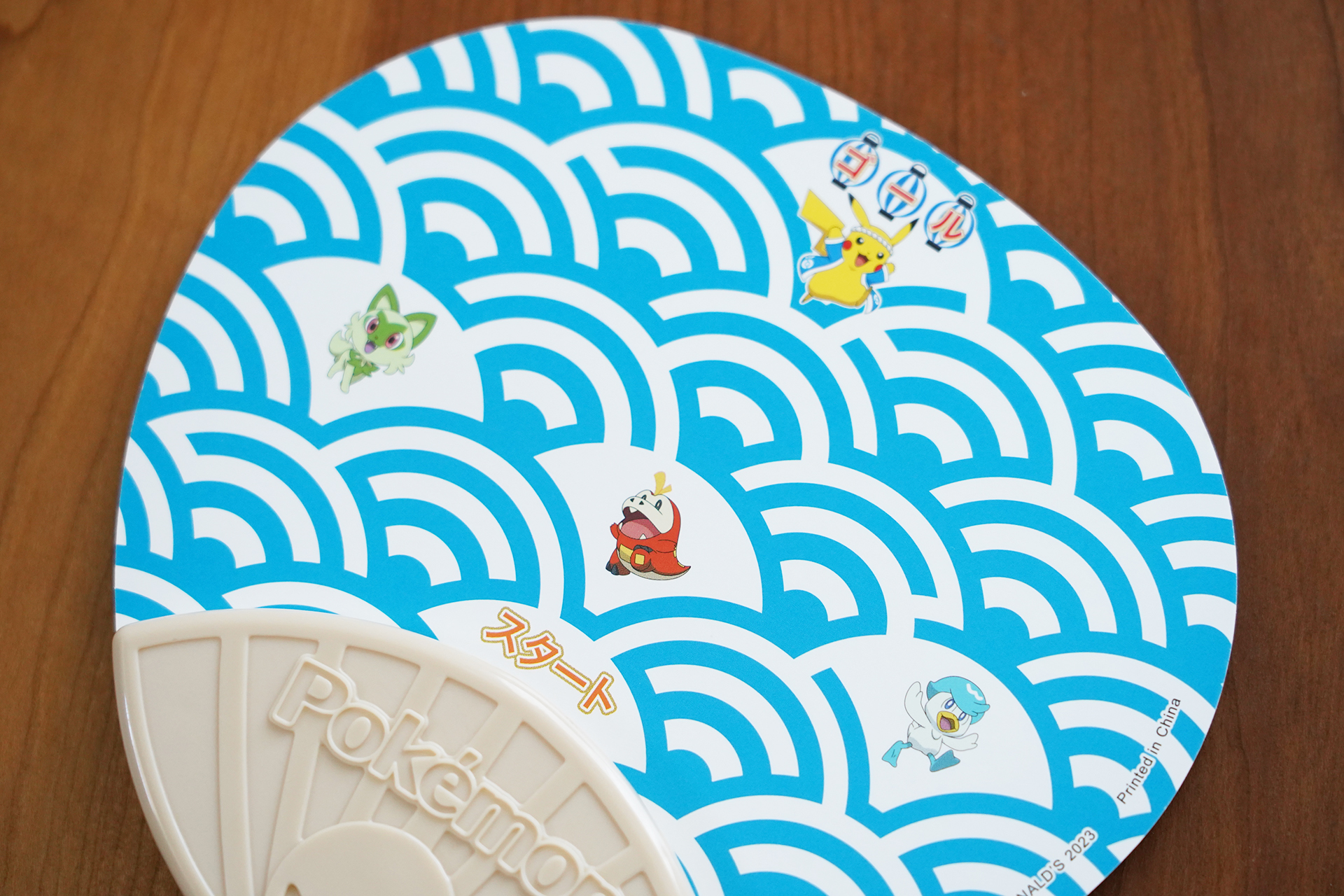 裏側は迷路のデザインだ