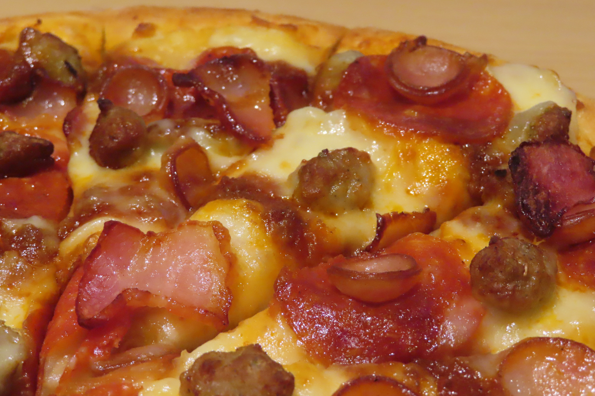 特製のミートソースで二重に円が描かれている