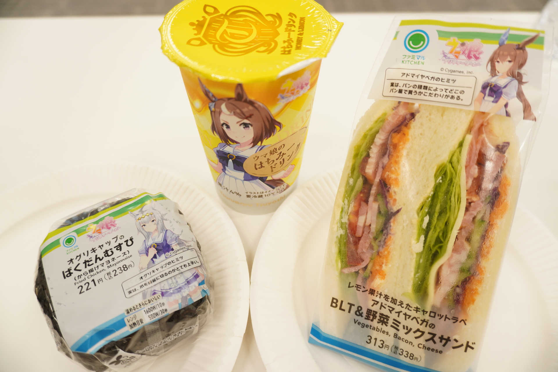 試食したのは「ウマ娘のはちみードリンク」「アドマイヤベガのBLT＆野菜ミックスサンド」「オグリキャップのばくだんむすび（から揚げマヨネーズ）」の3品