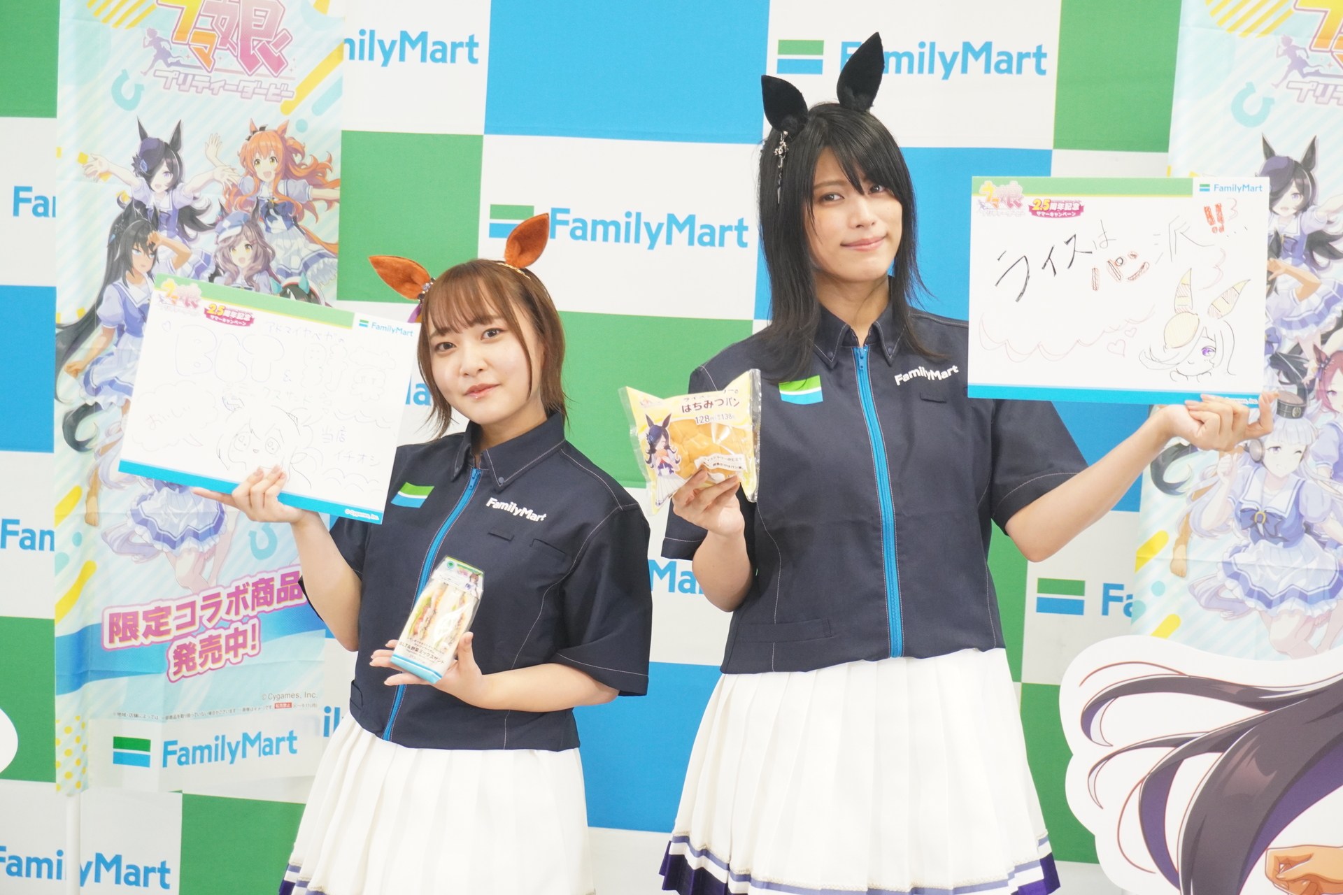 左から順に「サクラローレル」役を務める声優の真野美月さん、「シンボリクリスエス」役を務める声優の春川芽生さん。手書きPOPを描いて商品をアピール