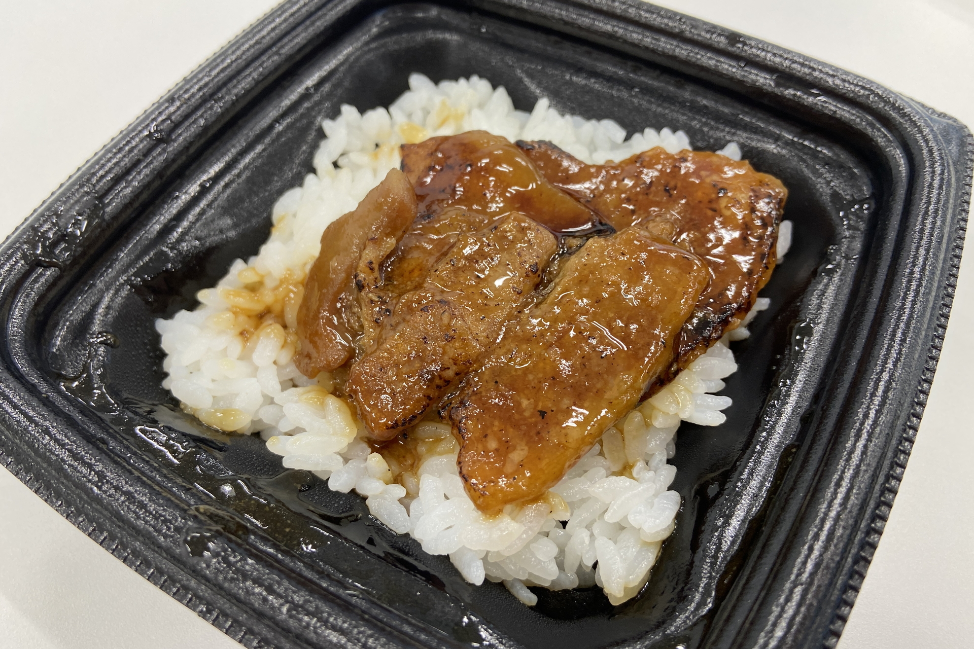 食べているそばから食欲そそる「ぶた丼のとん田監修炙り焼豚丼」