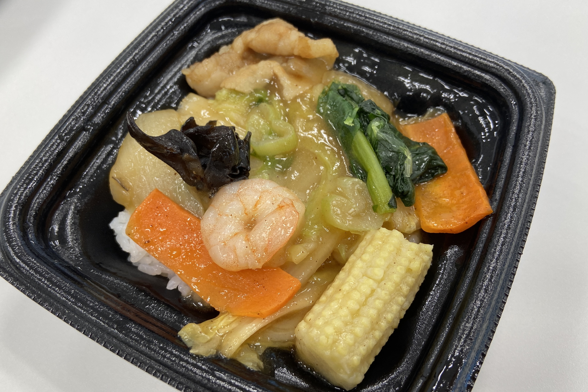 シャキシャキ食感と旨みを味わえる「鶏と魚介のだしの旨み！7種野菜の中華丼」