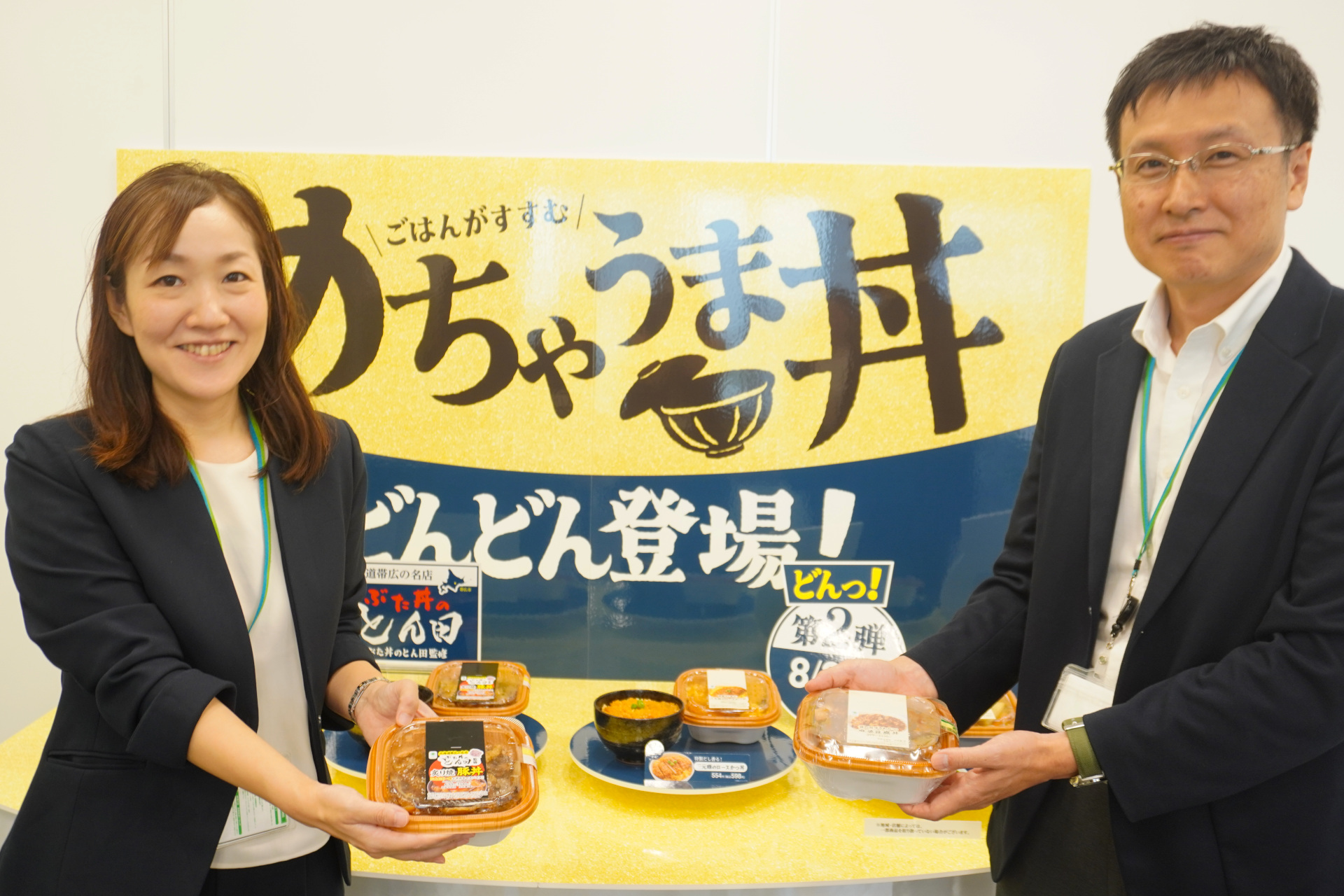 ファミリーマート株式会社 商品本部 デリカ食品部 米飯グループ 弁当担当 藤田かほり氏（左）と栗原栄員氏（右）