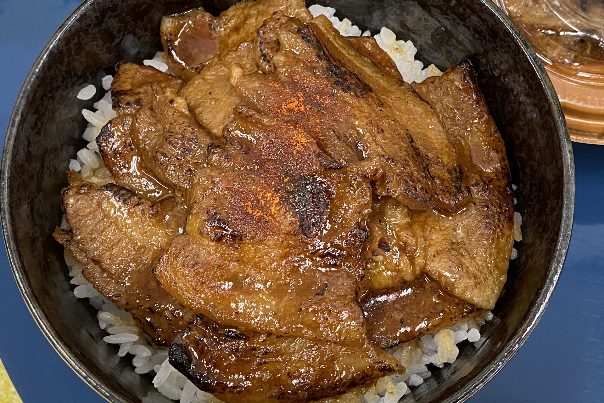 添付のにんにく一味で味変できる