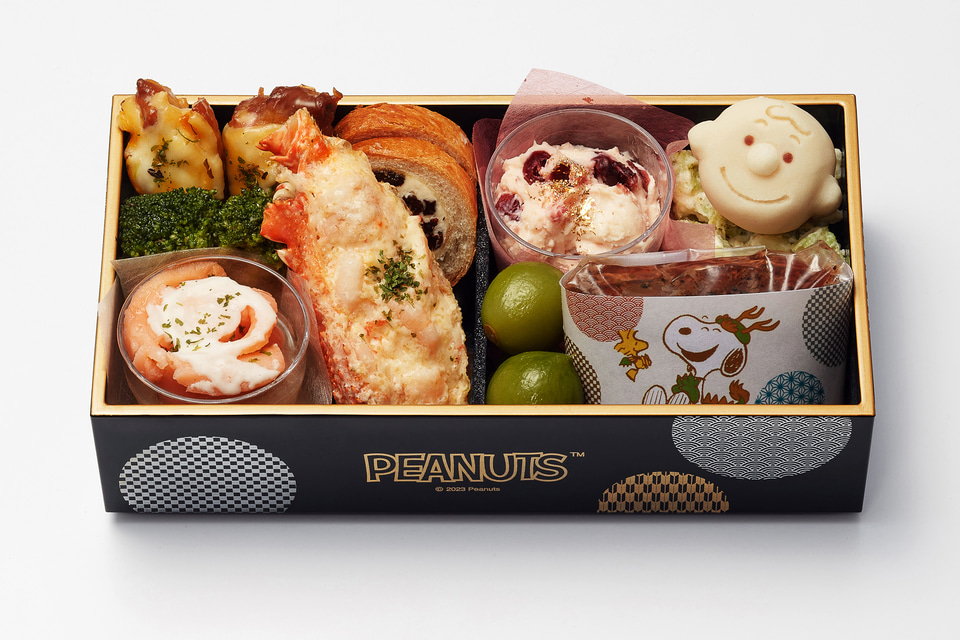 PEANUTS、辰年デザインのスヌーピー二段重がかわいい「2024年おせち