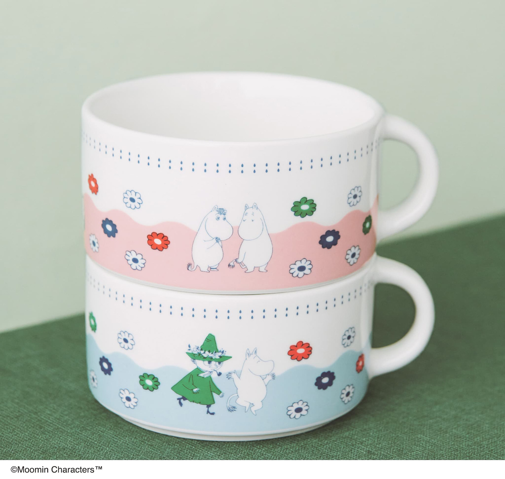 重ねて収納できる形状。キャラクターとともに花を散りばめたデザイン