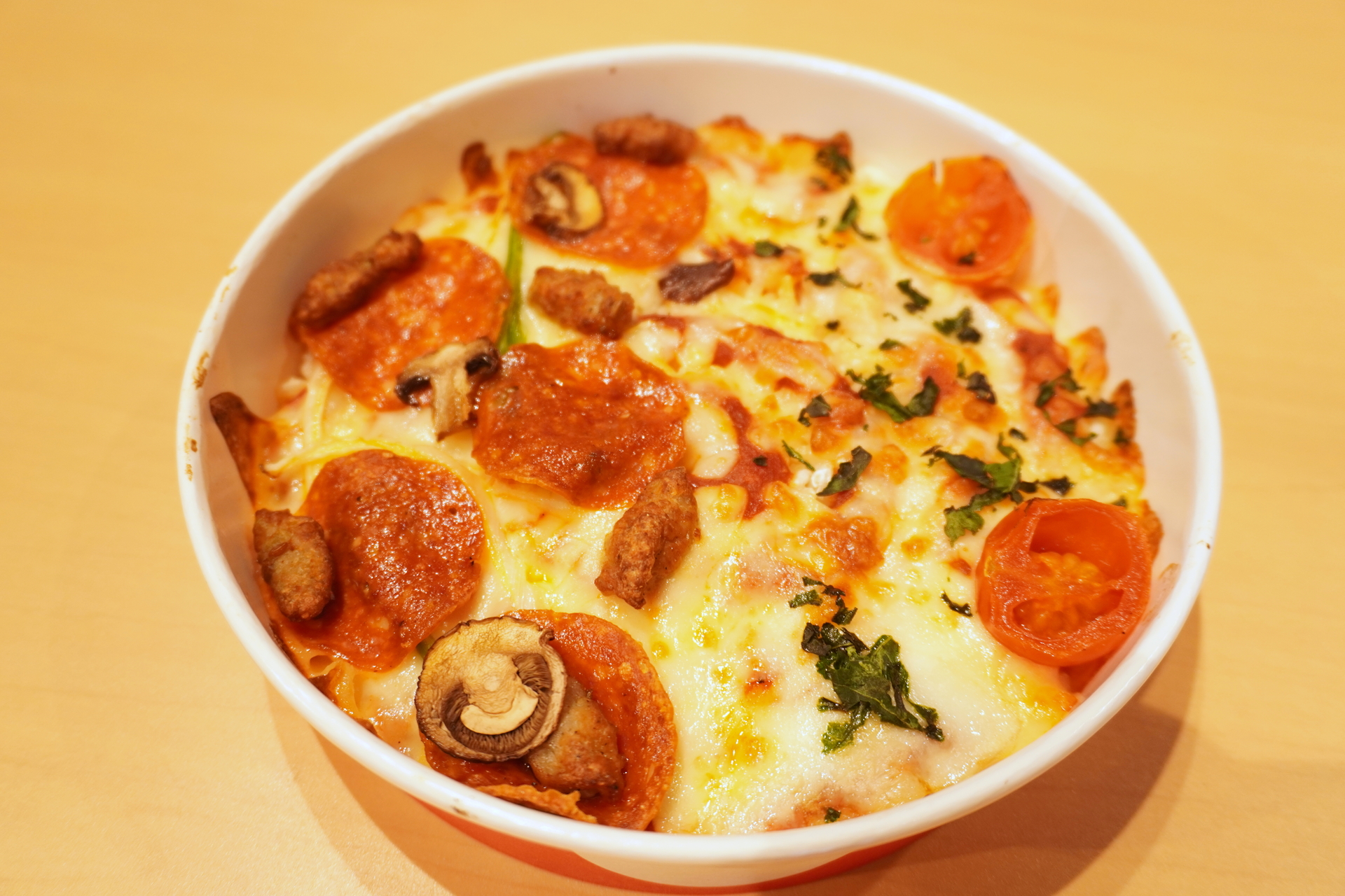 「ピザライスボウル ハーフ＆ハーフ ドミノ・デラックス＆マルゲリータ」