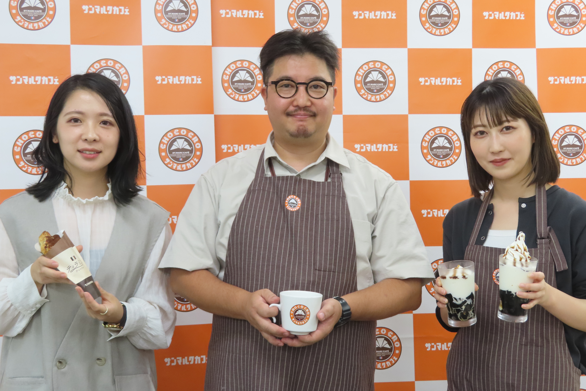 業務革新本部の竹之内健吾氏（中央）とマーケティング本部 マーケティング部 PR担当の吉田美咲氏（左）