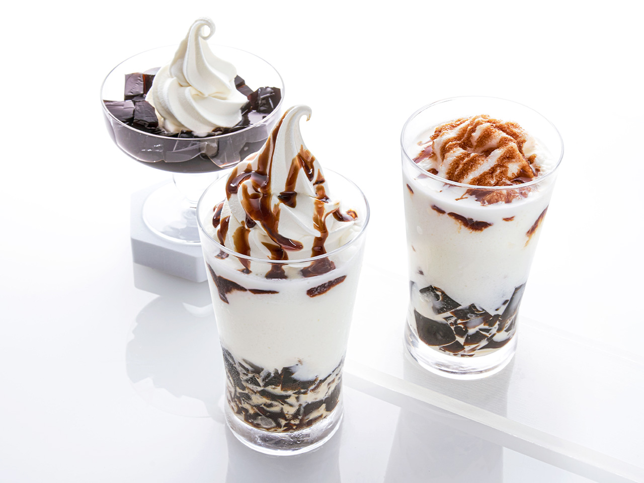 「コーヒーゼリーパフェスムージー」（右）、「コーヒーゼリーパフェスムージー with 北海道ミルクソフト」（左）、「コーヒーゼリーパフェ」（奥）
