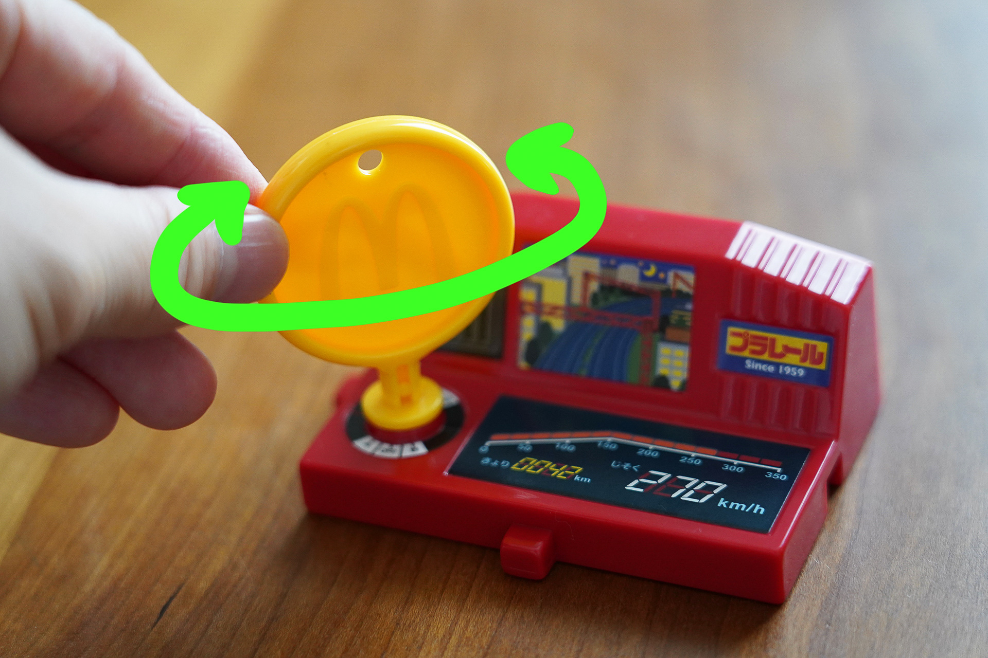 運転台に鍵を差し込んで回してみよう