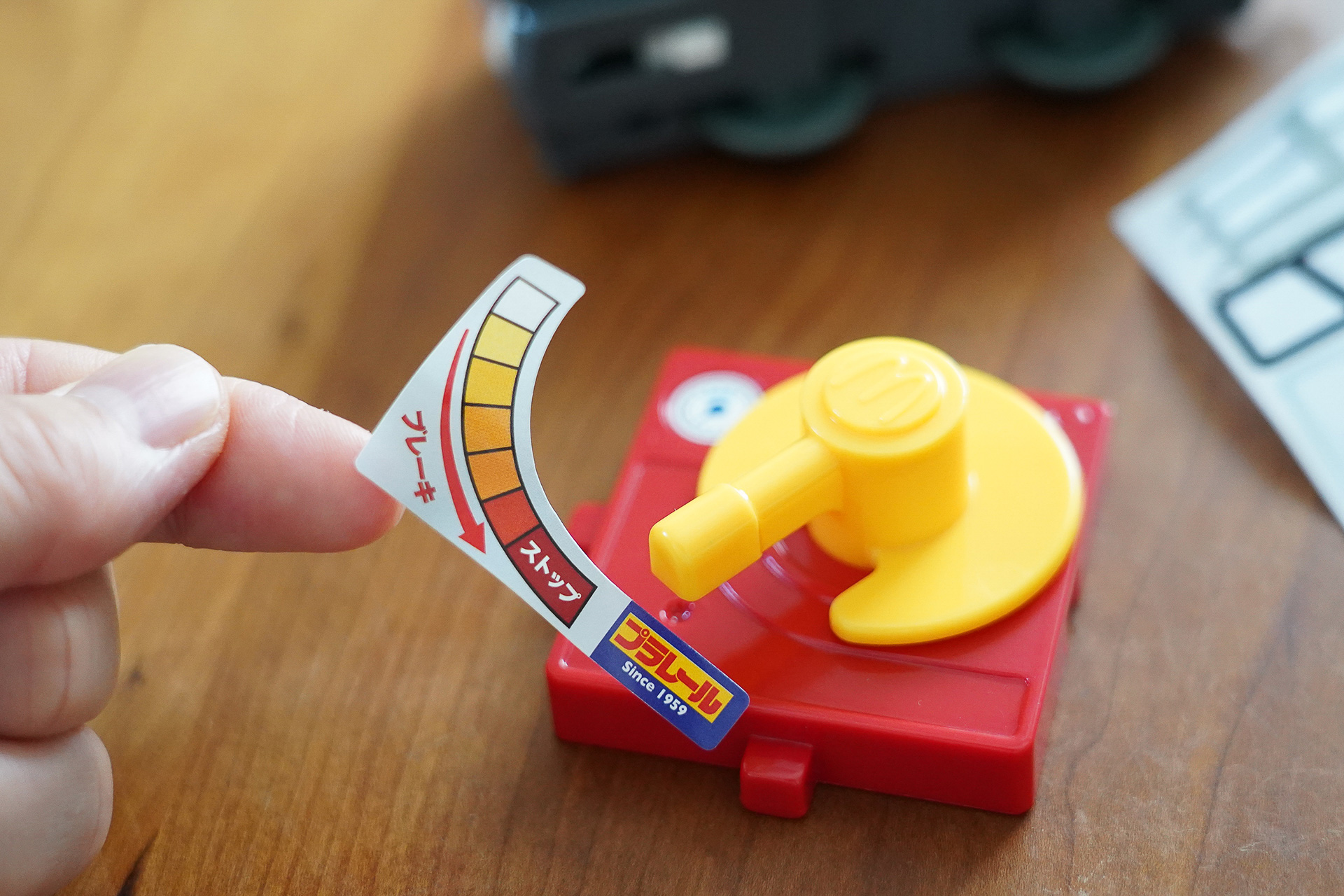 ブレーキレバーにもシールを貼る