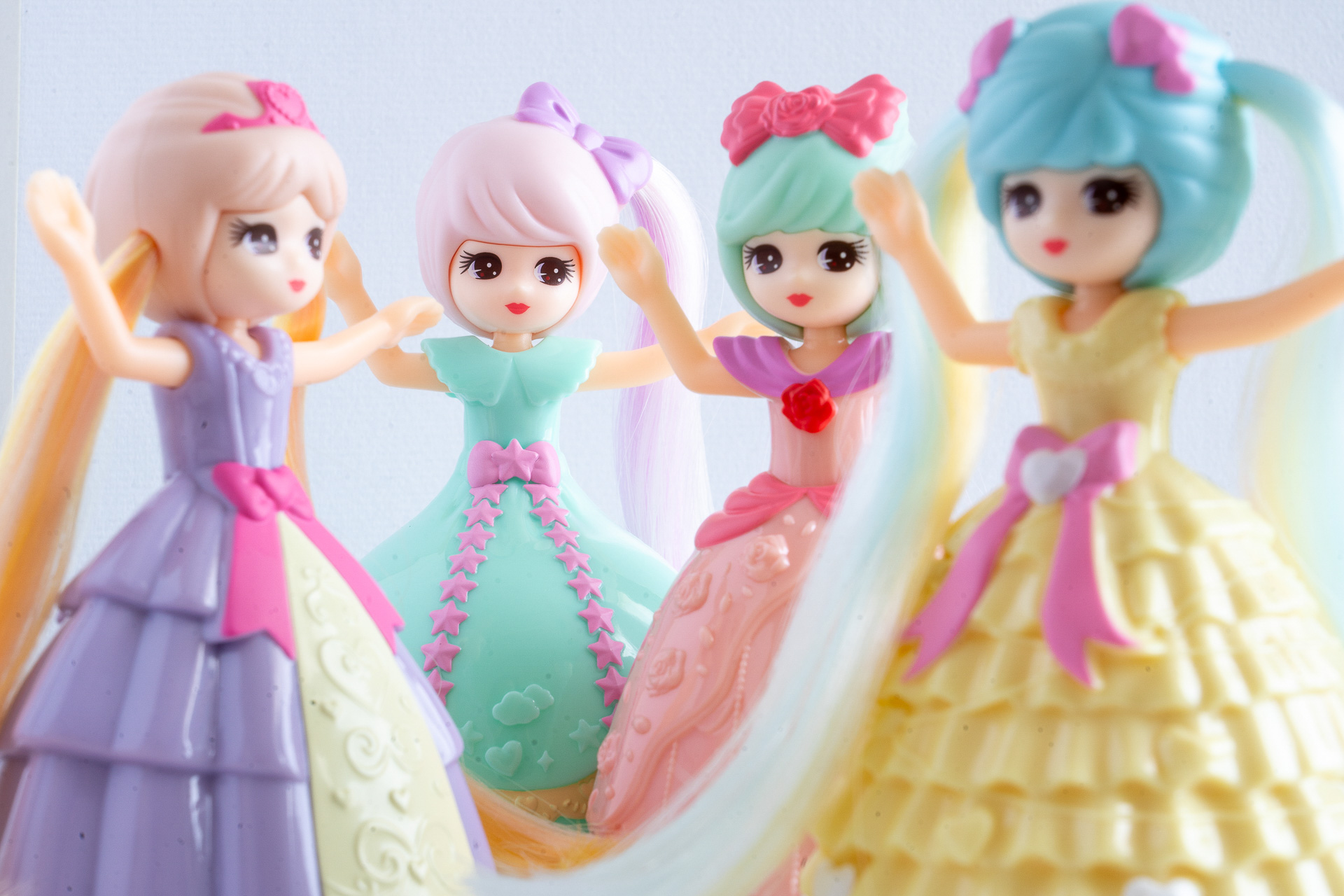 第1弾はスーパーロングヘアのリカちゃん。カラフルでツヤツヤなロングヘアは開けた瞬間テンションが上がる！