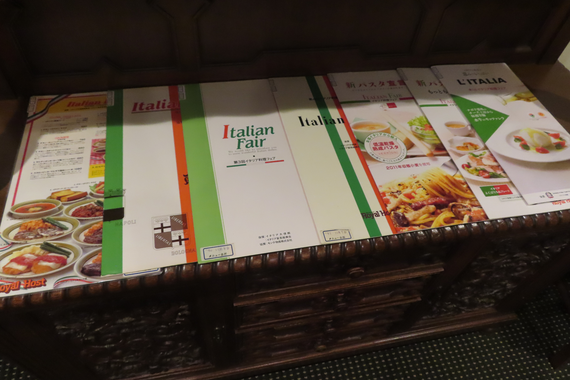 過去に実施されたイタリアンフェアのメニューブックの数々