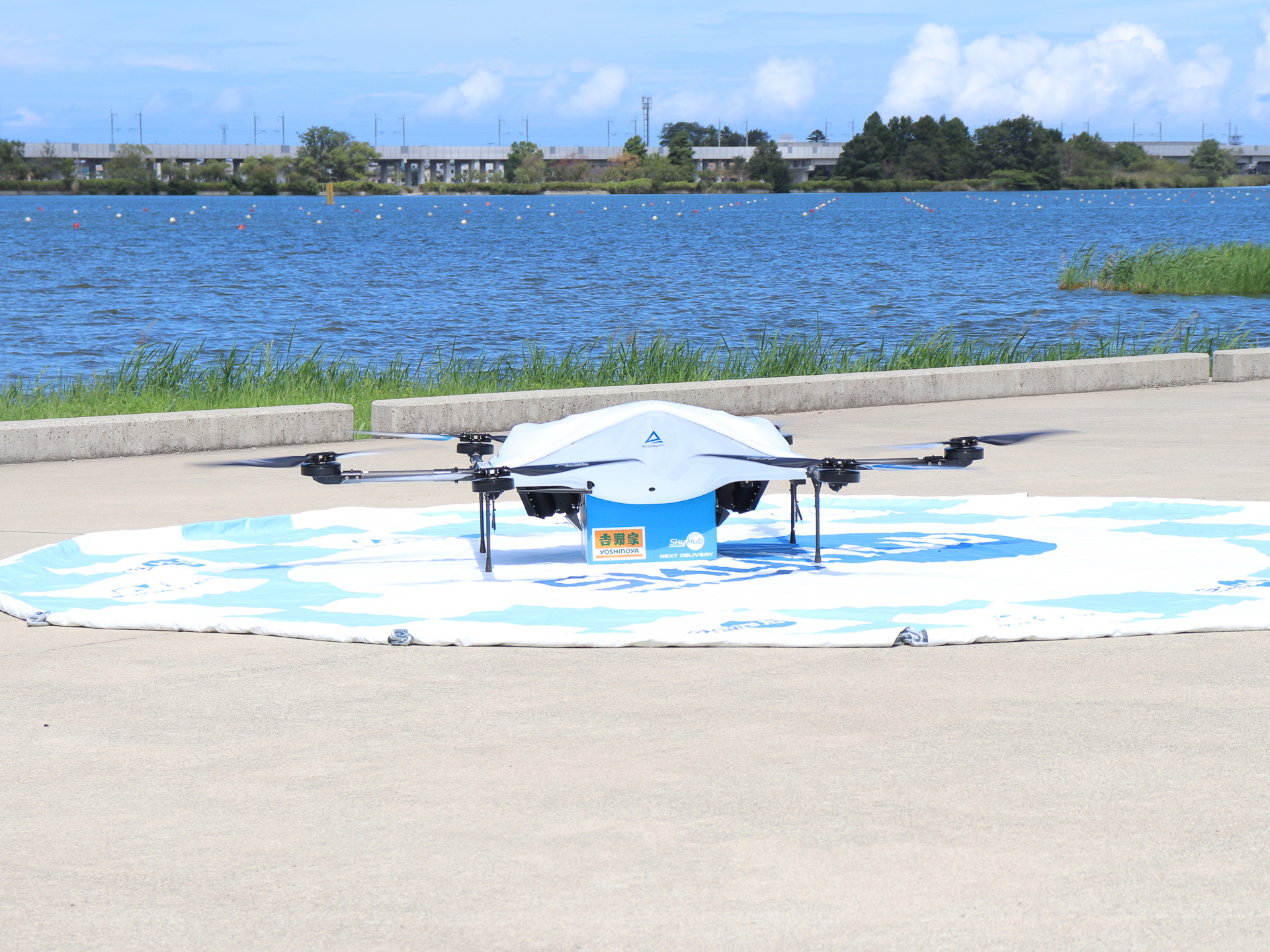 牛丼4個が入った箱を置き配する物流専用ドローン「AirTruck」