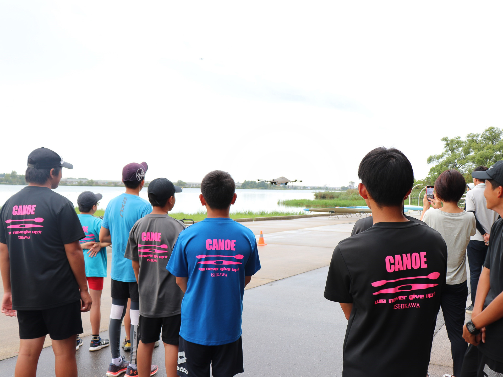 木場潟カヌー競技場艇庫に到着するドローン