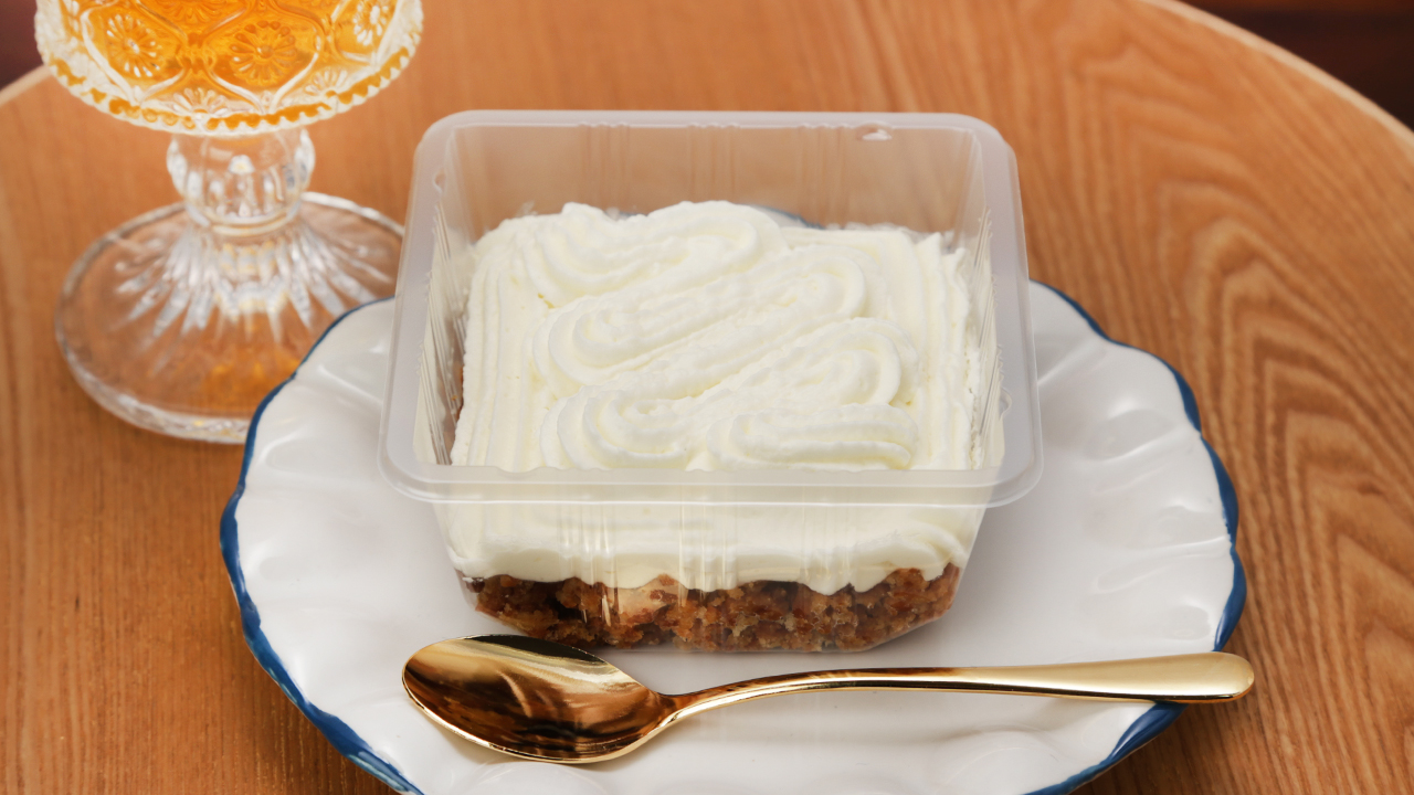 「しっとりラムレーズンケーキ」（140円）