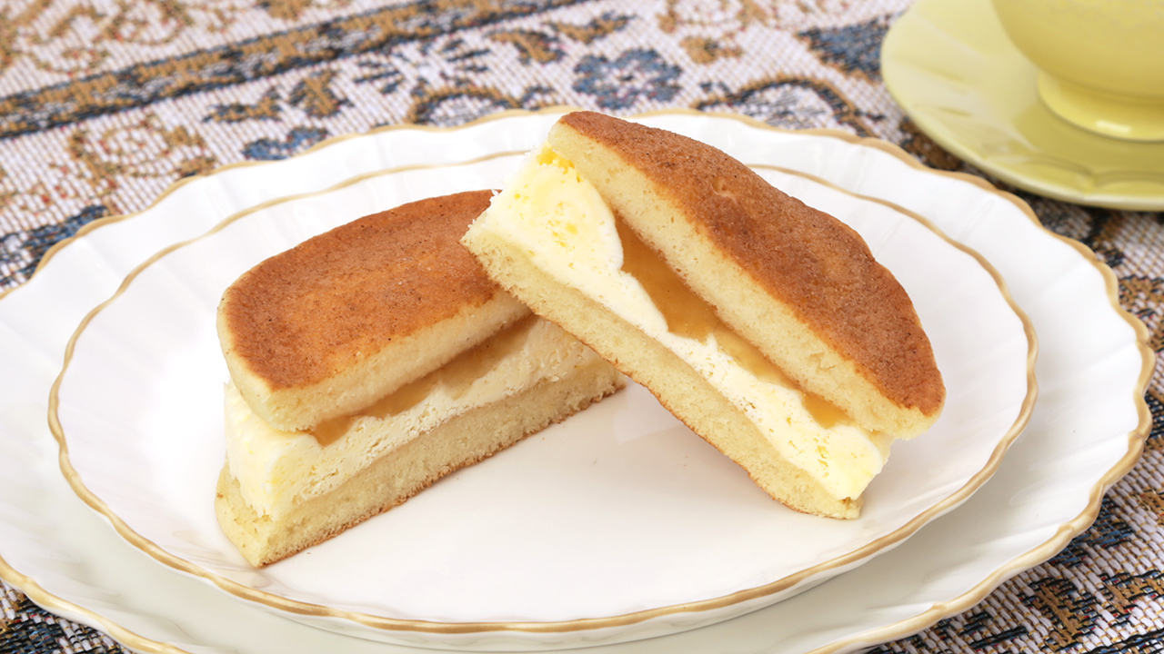 「クリームたっぷり生どら焼き（アップルソース＆カスタードホイップ）」（135円）