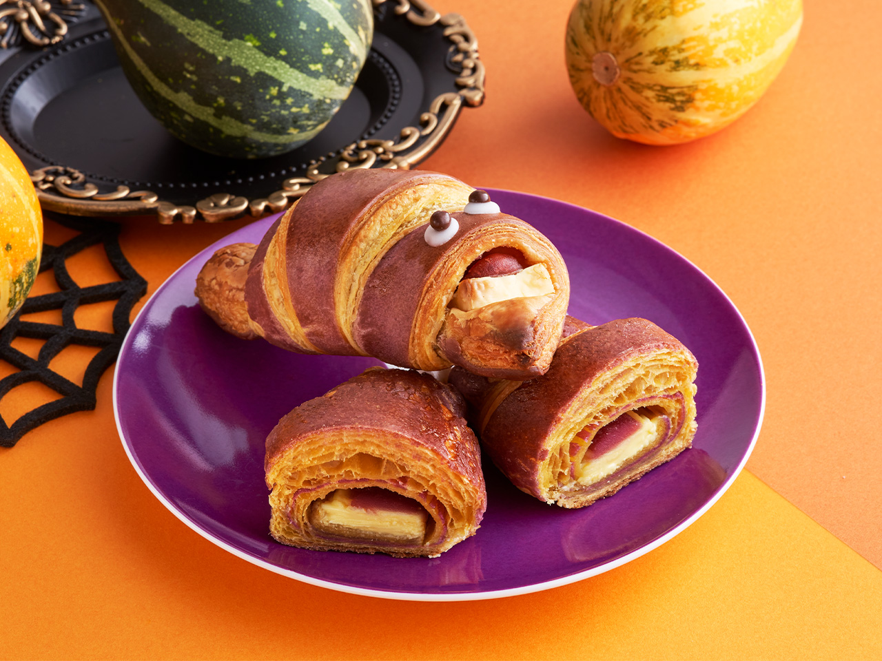 安納いもの焼きいもパウダーを使ったサンマルクカフェ史上初となるバイカラーのクロワッサン生地。目に見立てたチョコレートとアイシングで“いたずらおばけ”を表現