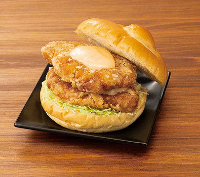 食べ応えのあるチキンをふんわりバンズでサンドした「ダブル鶏竜田揚げバーガー」