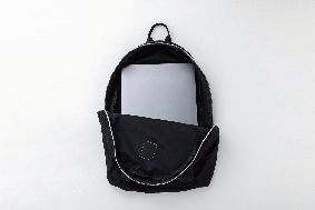 16インチのノートPCも入るたっぷり大容量