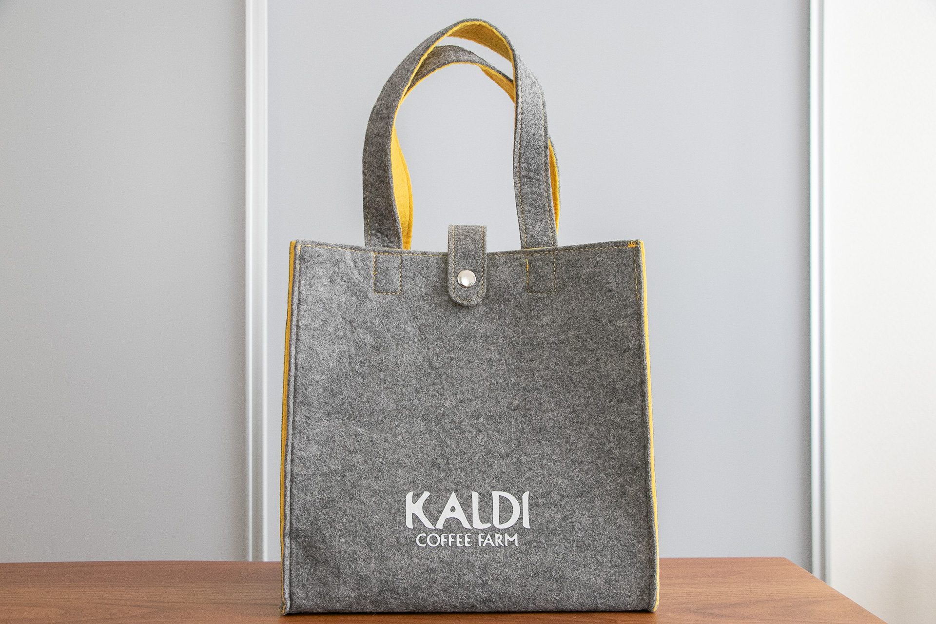 フエルト生地で作られた優しい雰囲気のバッグです