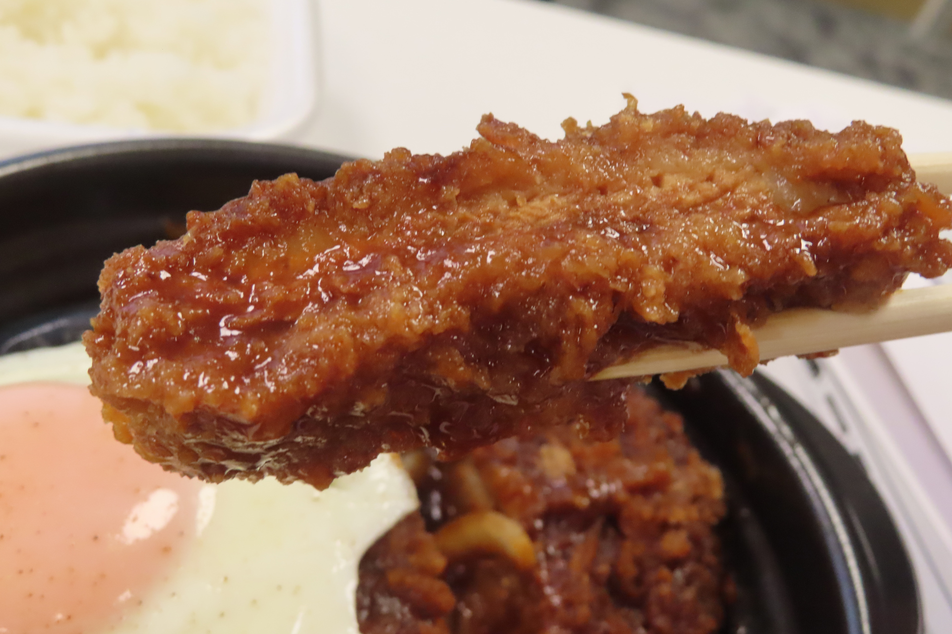 かつ煮は中までしっかりと味噌だれが染み込んでいる