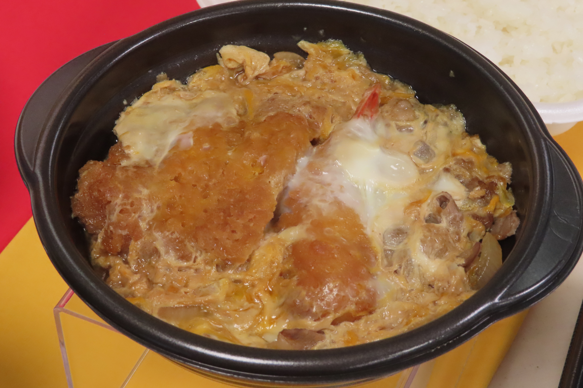 とんかつ・エビフライ・牛肉の たまごたっぷりミックスとじ弁当