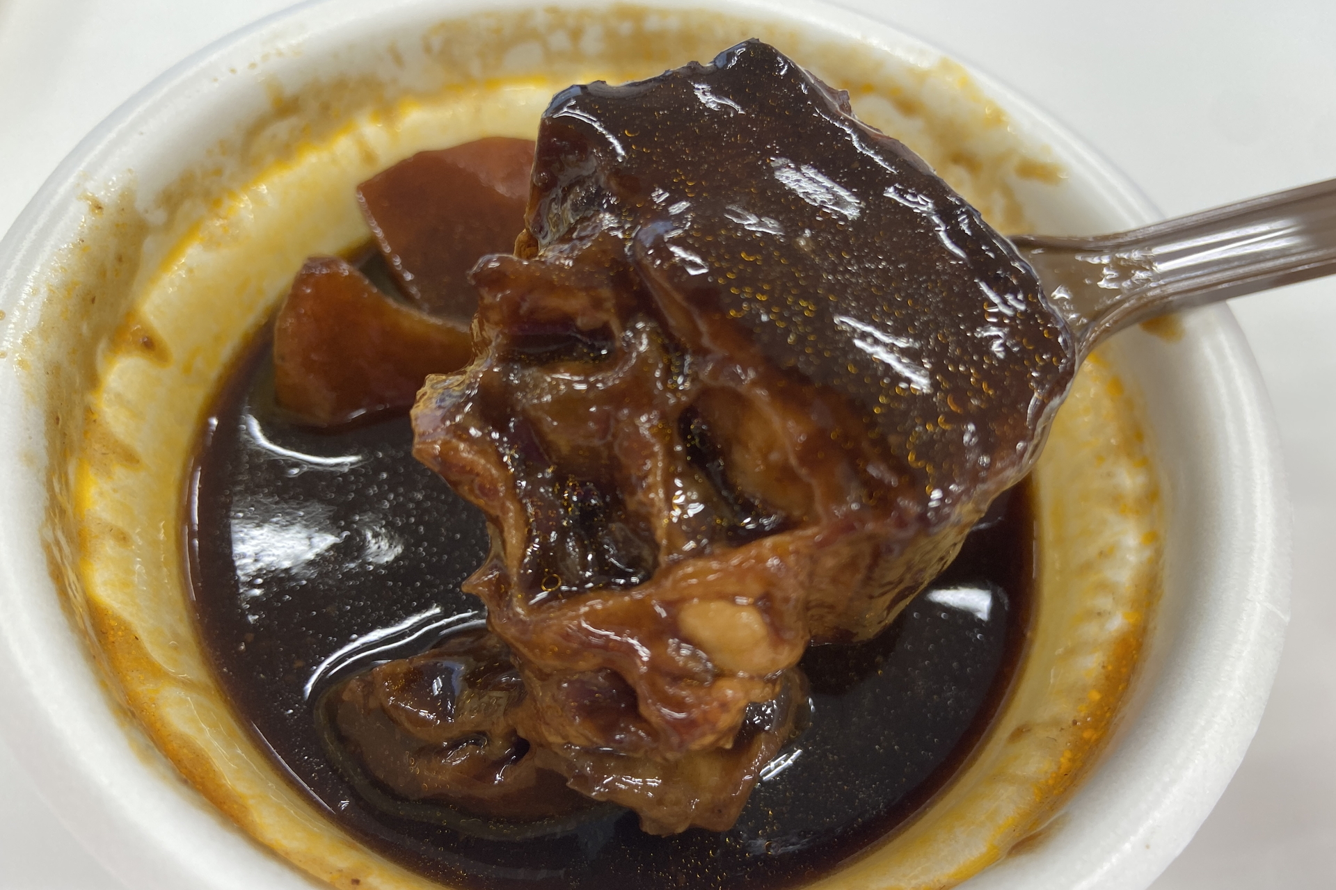 さらなる美味しさを追求してリニューアルした「極とろっビーフシチュー」。肉がかなり柔らかくなった