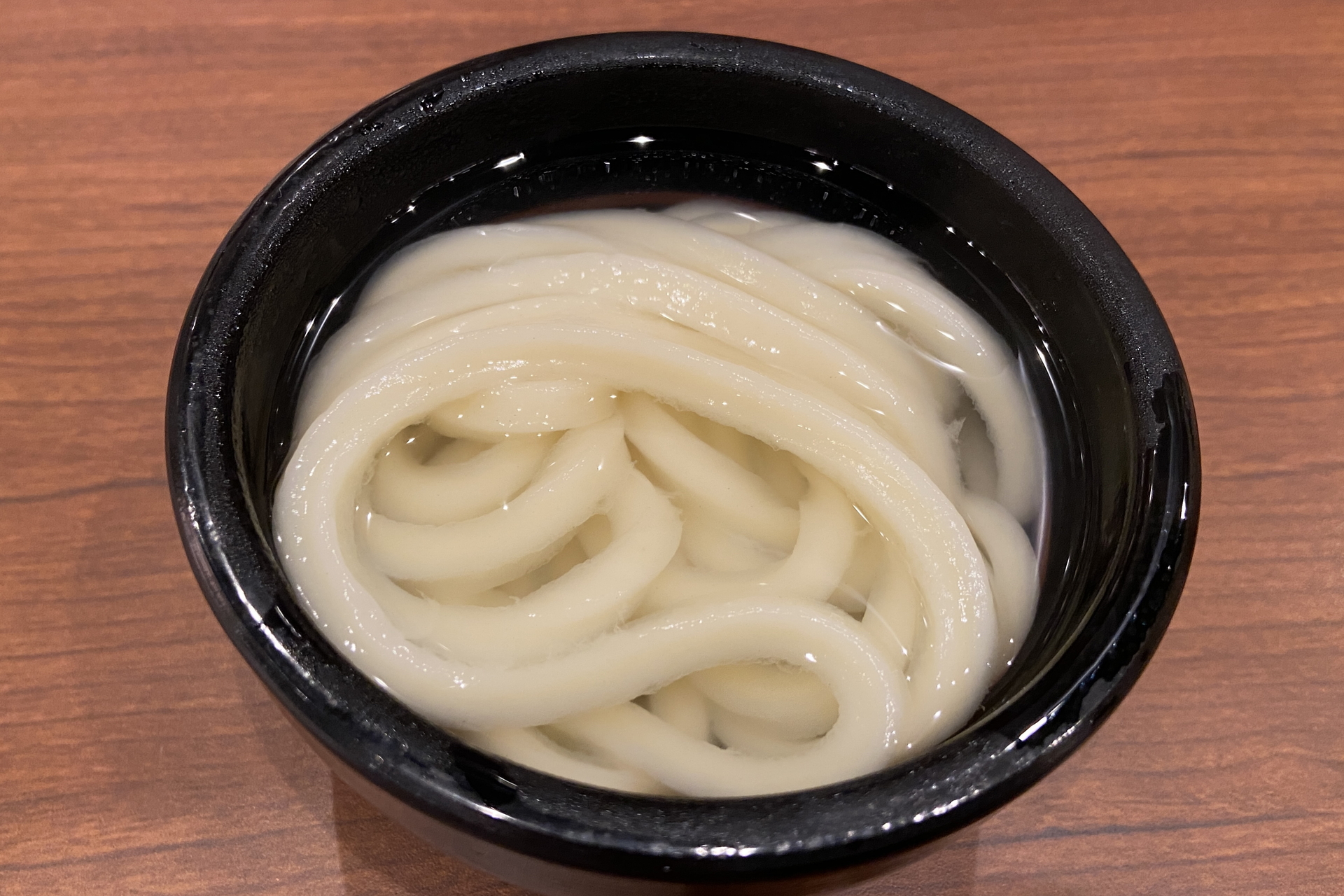 ふわふわもちもちのゆでたてうどん。ほんのりとした甘みと最後に塩味を感じる