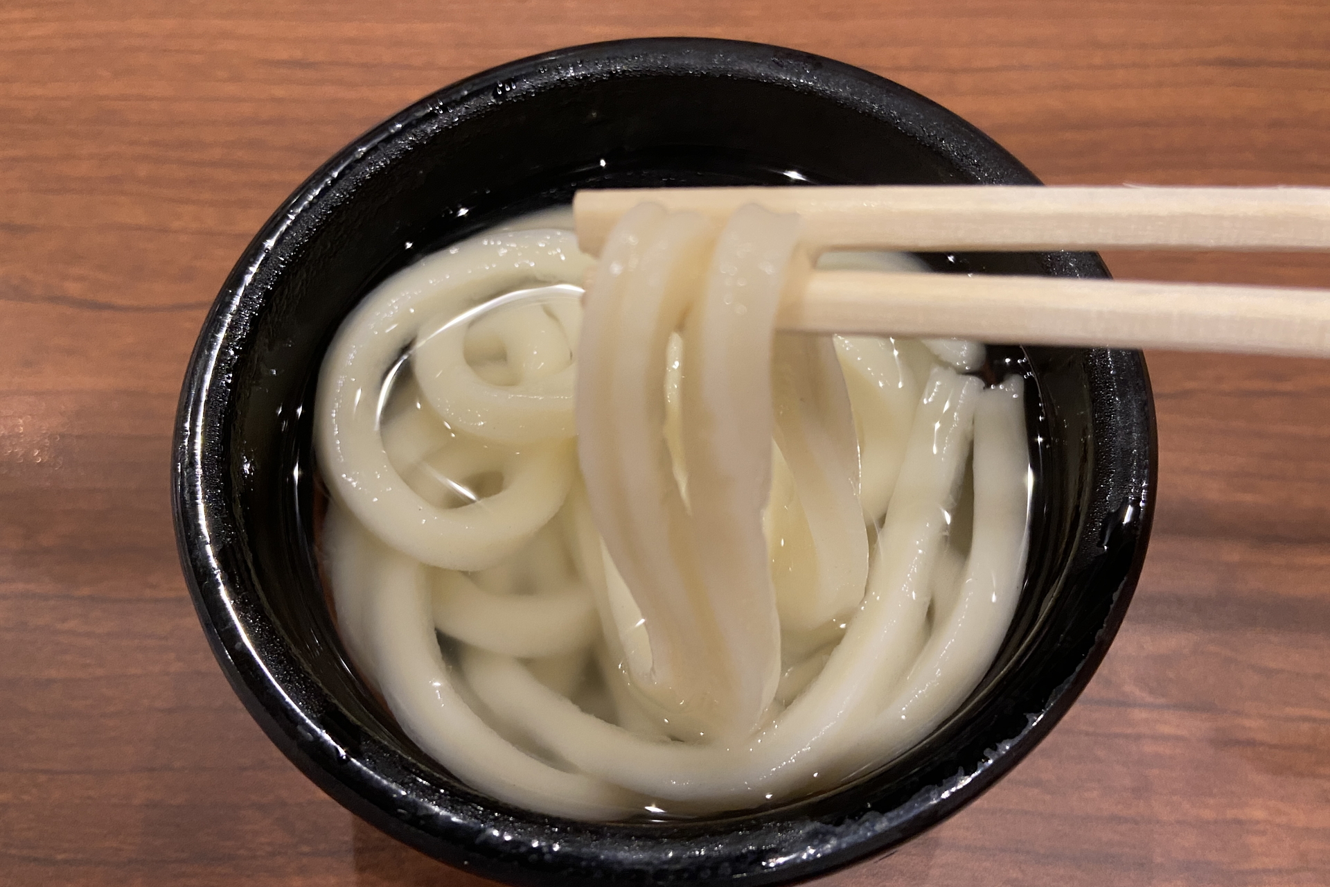 ふわふわもちもちのゆでたてうどん。ほんのりとした甘みと最後に塩味を感じる