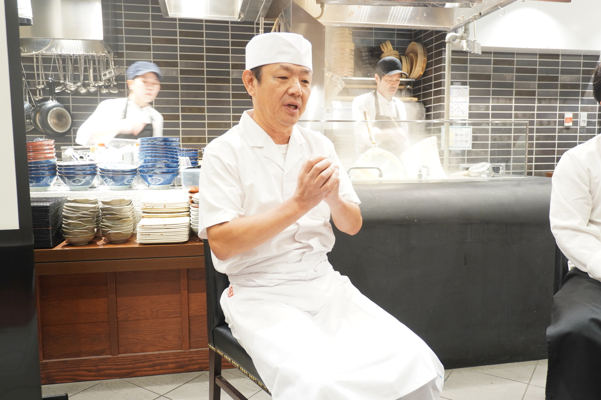 麺匠 藤本智美氏（左）とトリドールホールディングス 商品開発部の浦郷裕介氏（右）。「同じ商品でも必ず進化させて出し、お客さまに喜んでもらいたい」と開発の想いがあると語る