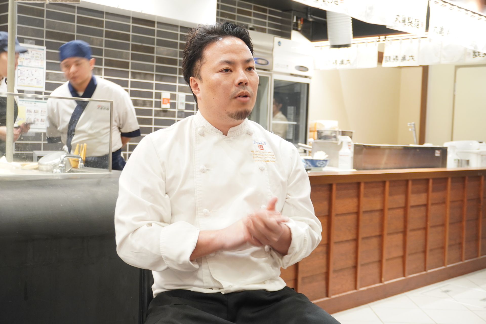 麺匠 藤本智美氏（左）とトリドールホールディングス 商品開発部の浦郷裕介氏（右）。「同じ商品でも必ず進化させて出し、お客さまに喜んでもらいたい」と開発の想いがあると語る