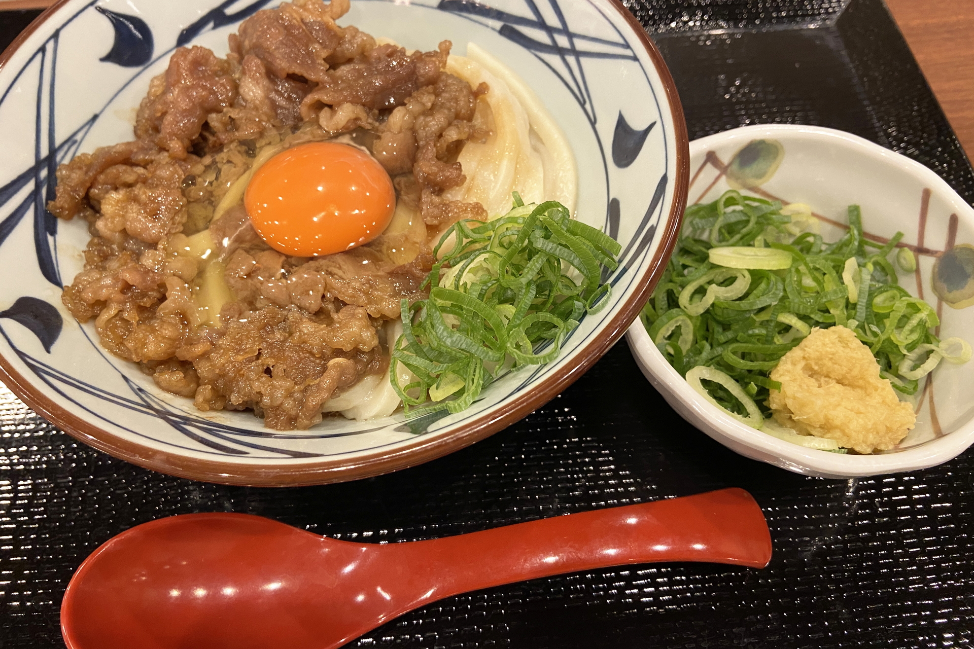 記者のおすすめは薬味のしょうがトッピング。ちょっとお高めのすき焼きのような、肉の旨みやコクはありながらも上品な味わいになる