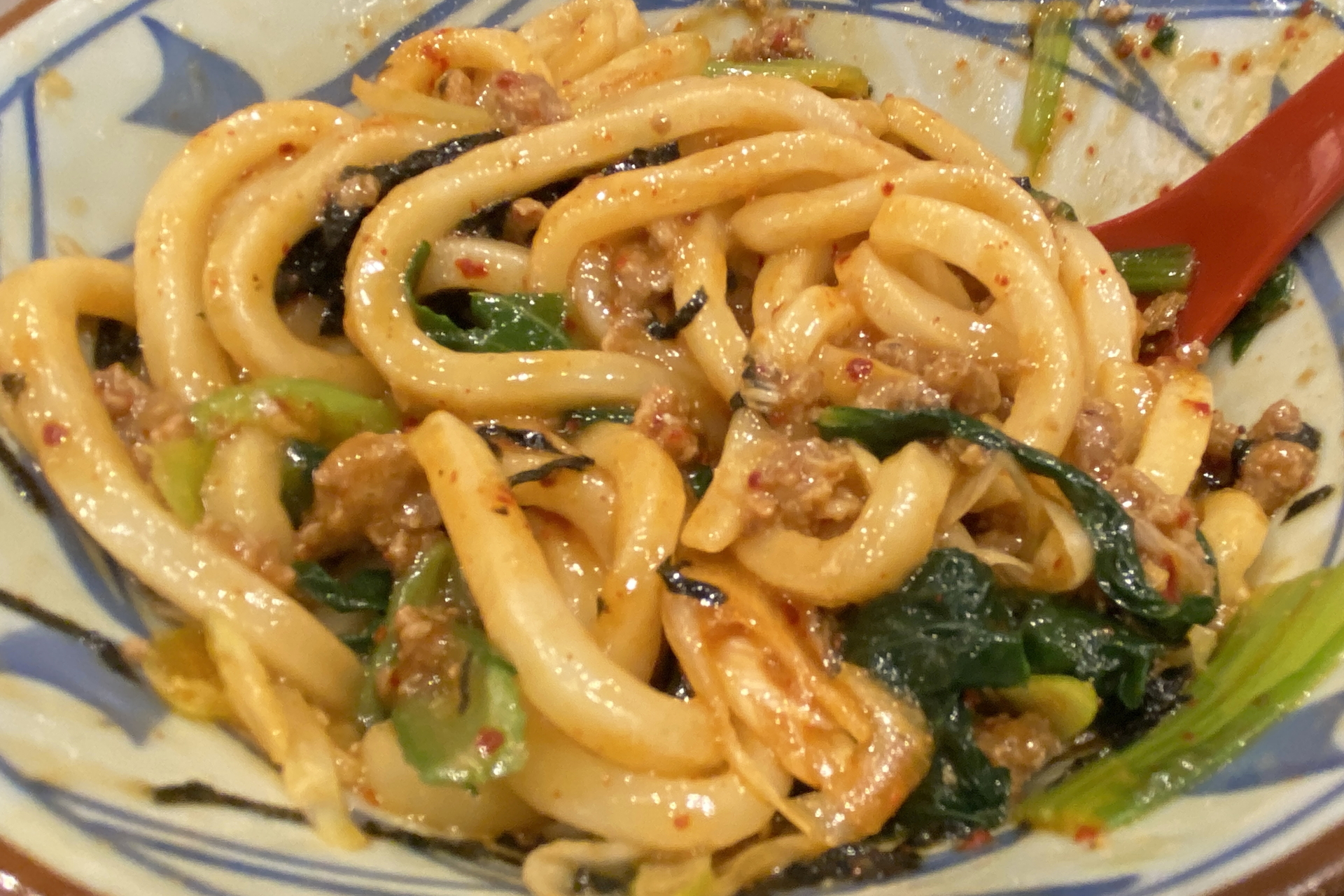 味はやや濃いめ。しっかりとまぜた方が美味しい。なんだかビビンバ丼みたい