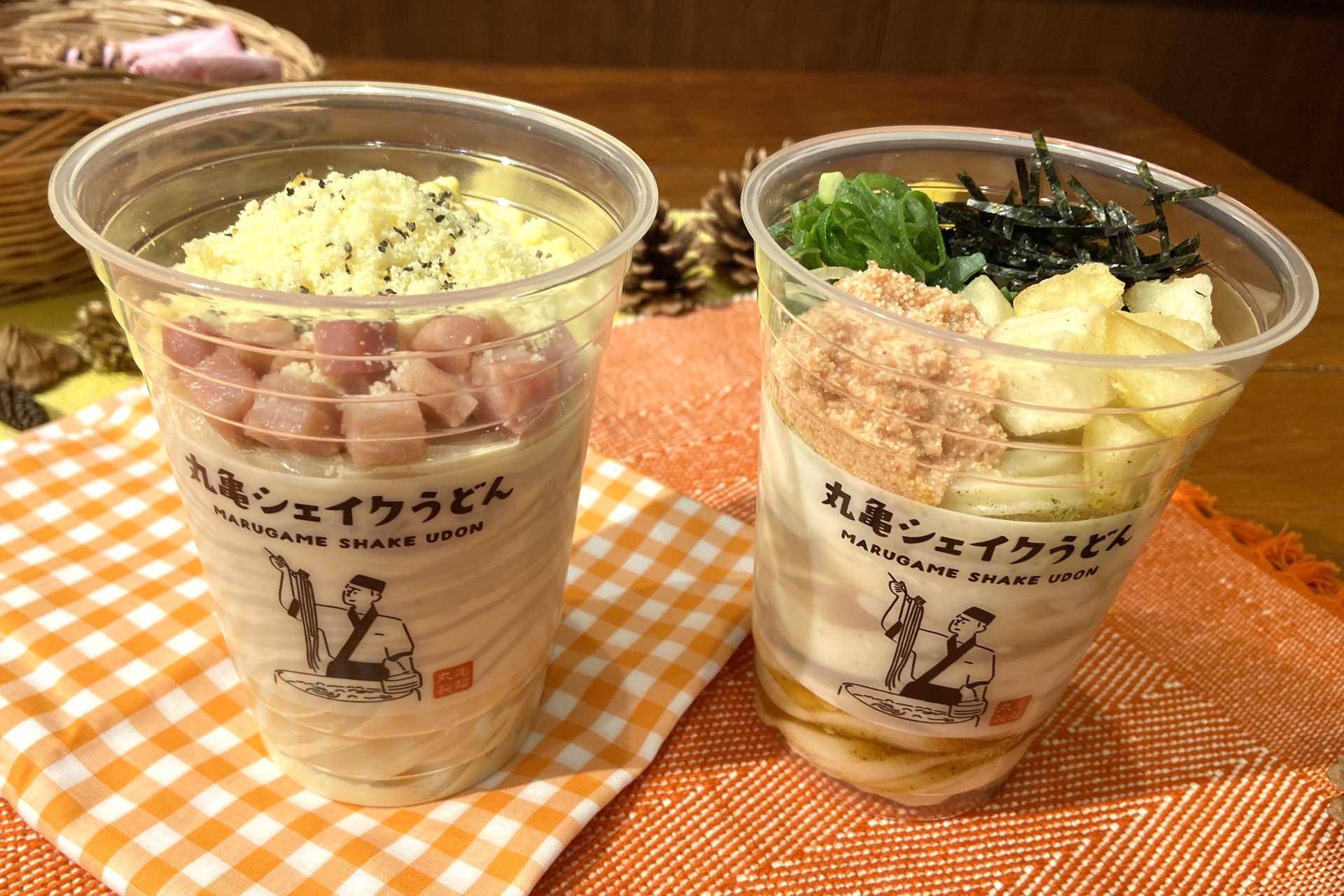 丸亀製麺「丸亀シェイクうどん」の新作「こくうま玉子のカルボナーラうどん」「青じそ香るたらポテぶっかけうどん」