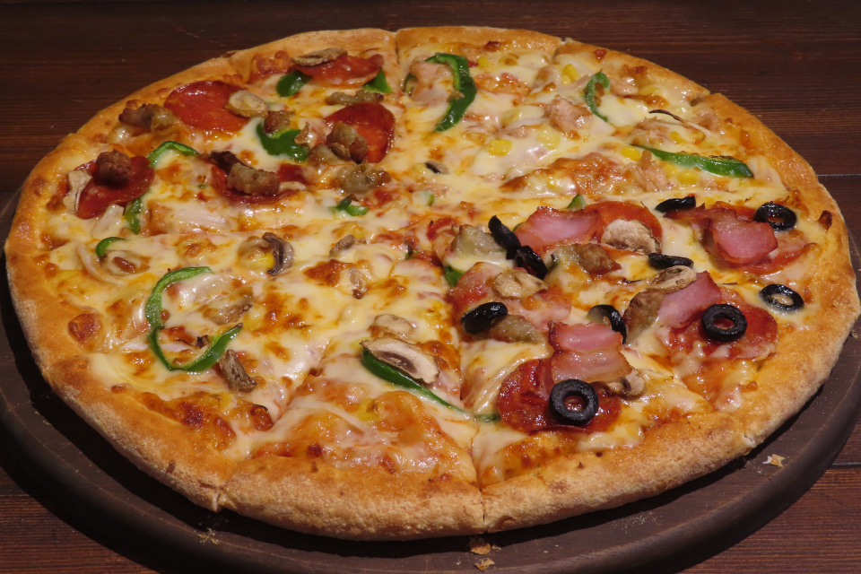 ドミノ・ピザ、国内1000店舗達成でSサイズのピザが持ち帰り1000円に