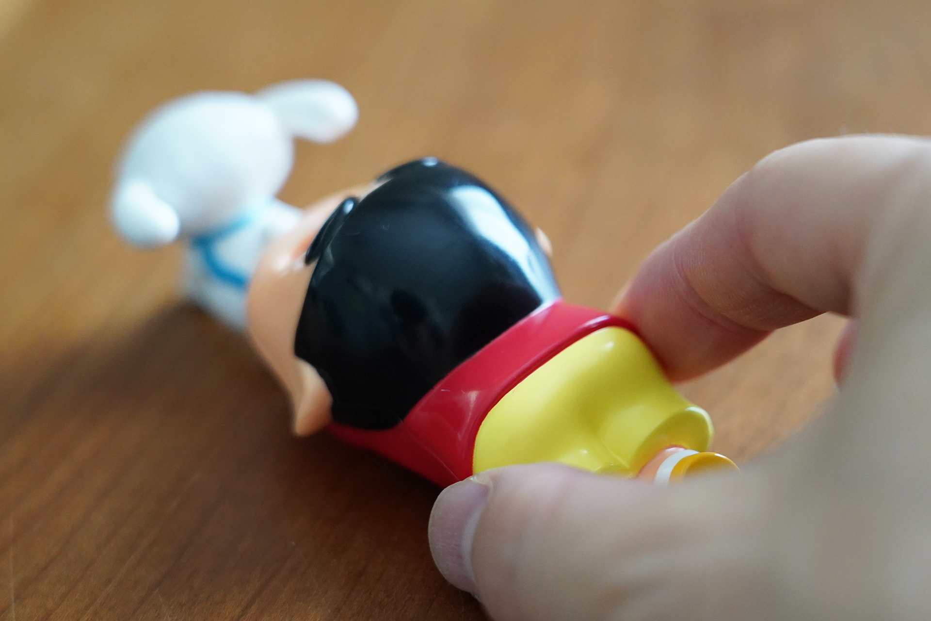 ミニカーのように持って動かすと……