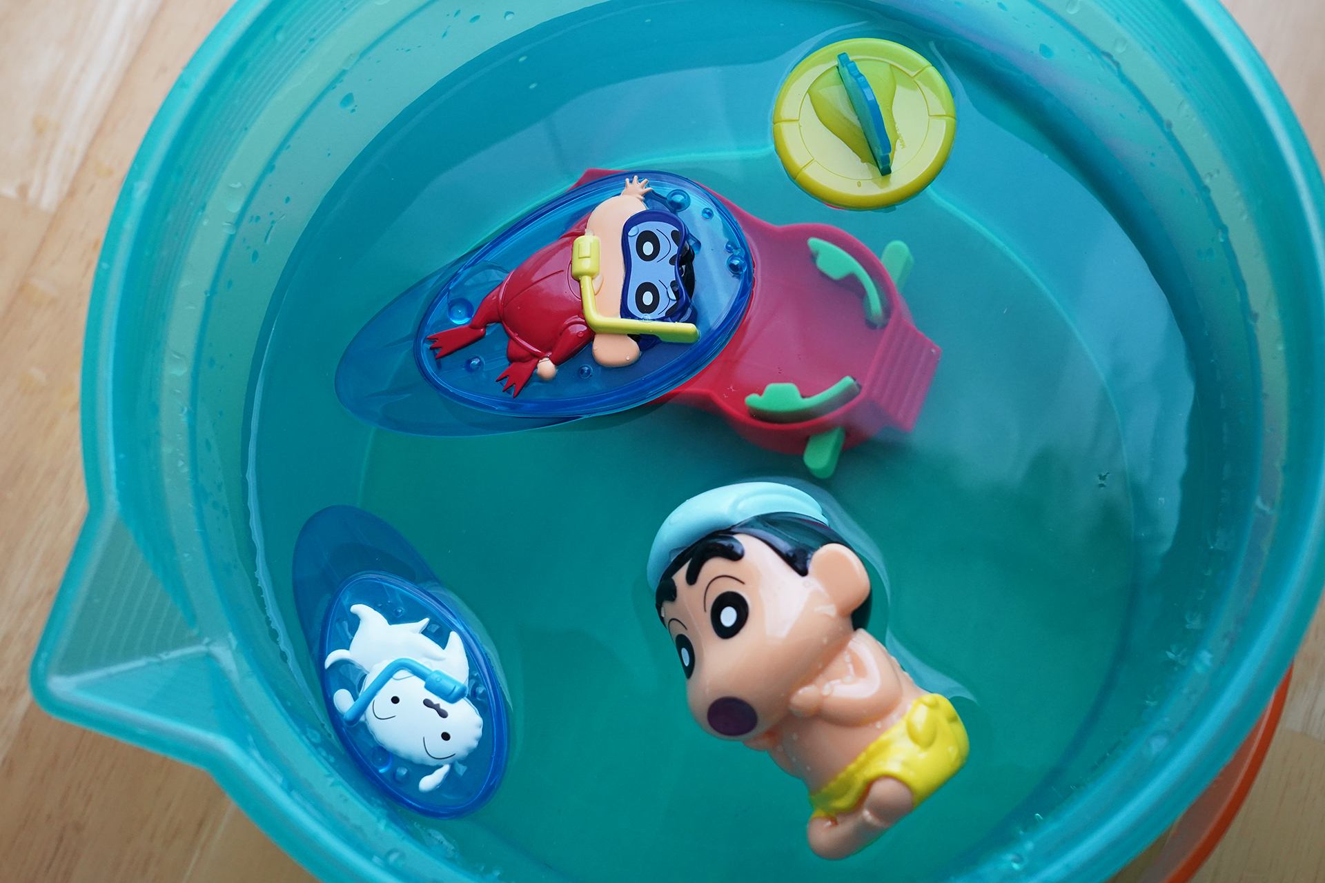 第2弾はしんちゃんと一緒にお風呂などで遊べるおもちゃだ