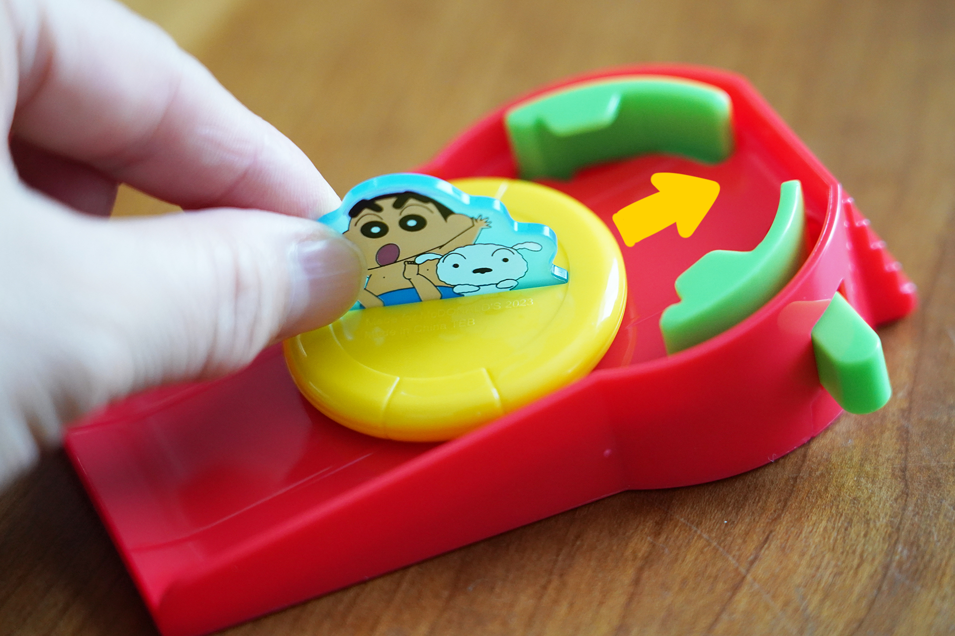 しんちゃんとシロのパーツを台座にはめる