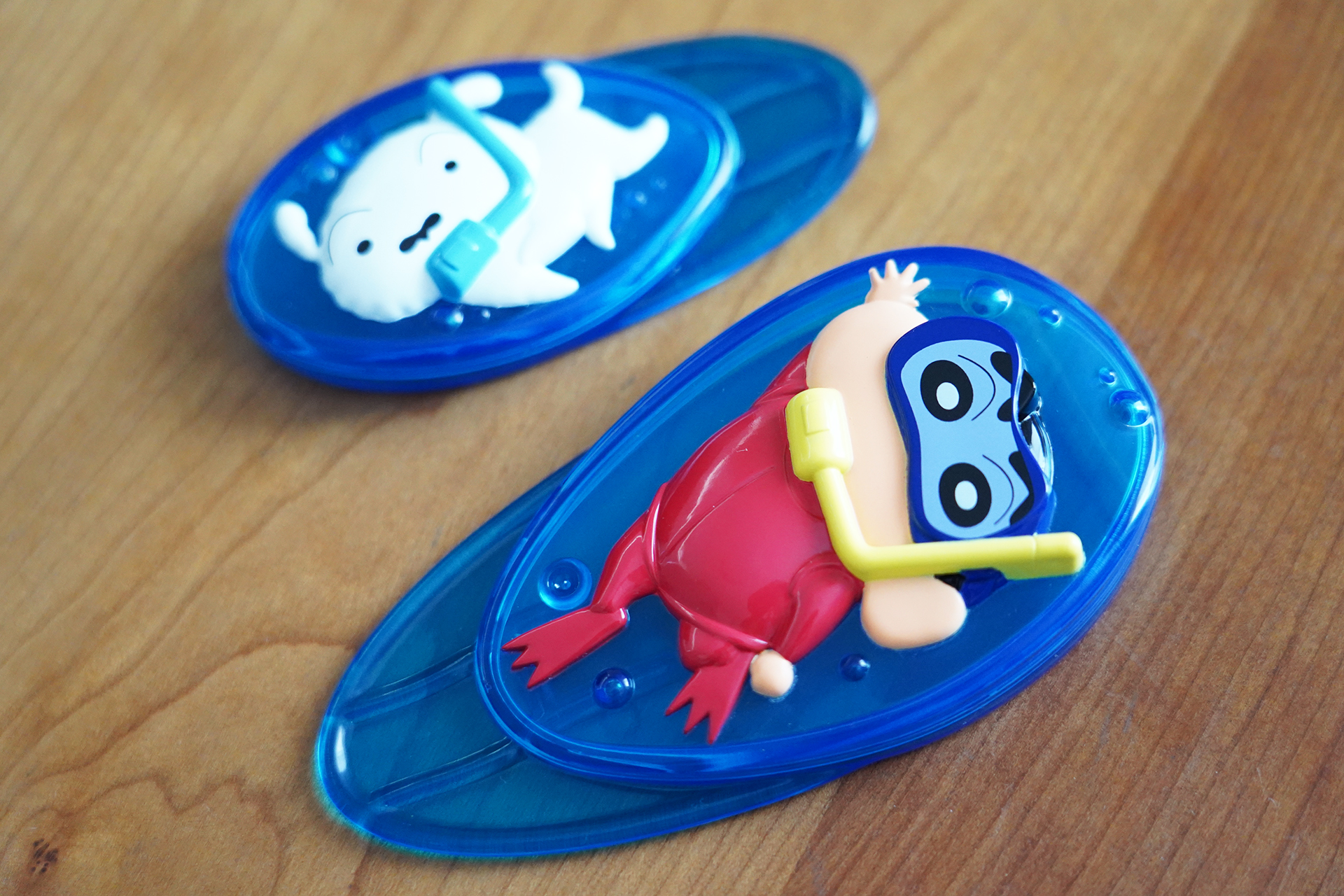 シュノーケリングをして遊ぶしんちゃんとシロのパーツ