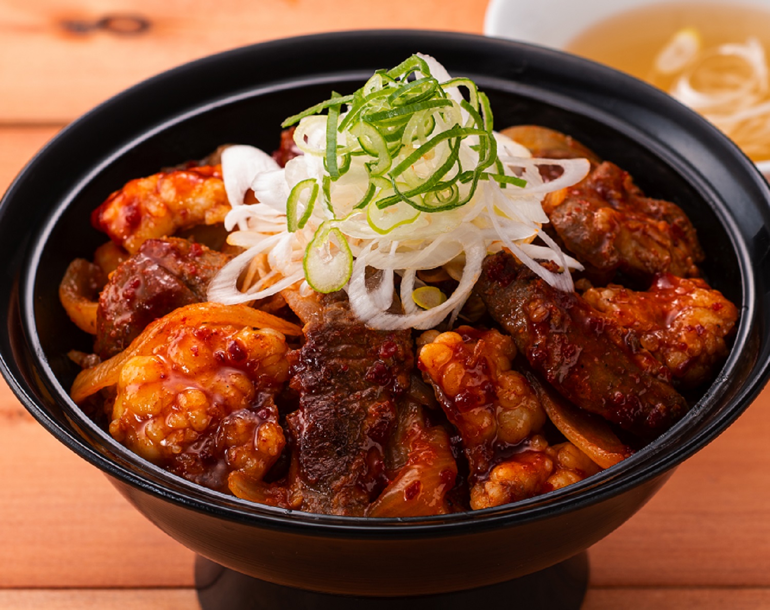 「旨辛ホルモン・ハラミ丼 （スープ付き）」（968円）