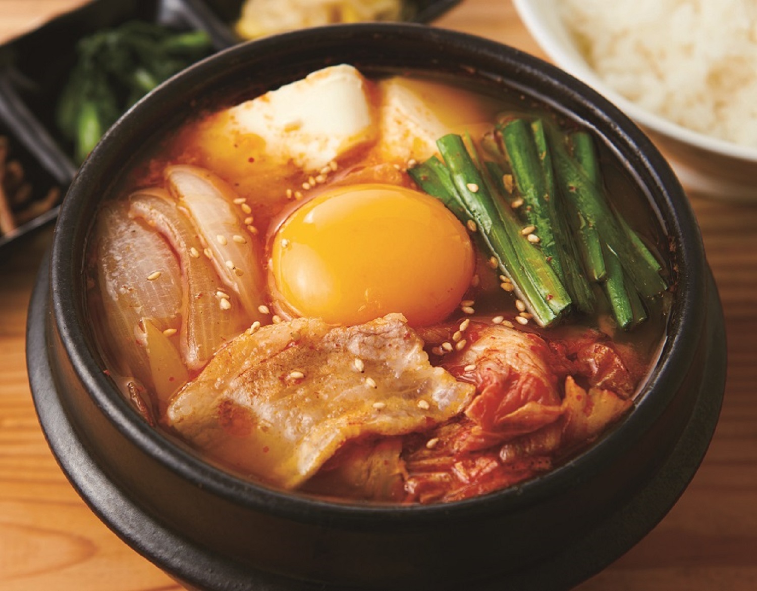 「石鍋豆富チゲ （3種ナムル・ごはん付き）」（935円）
