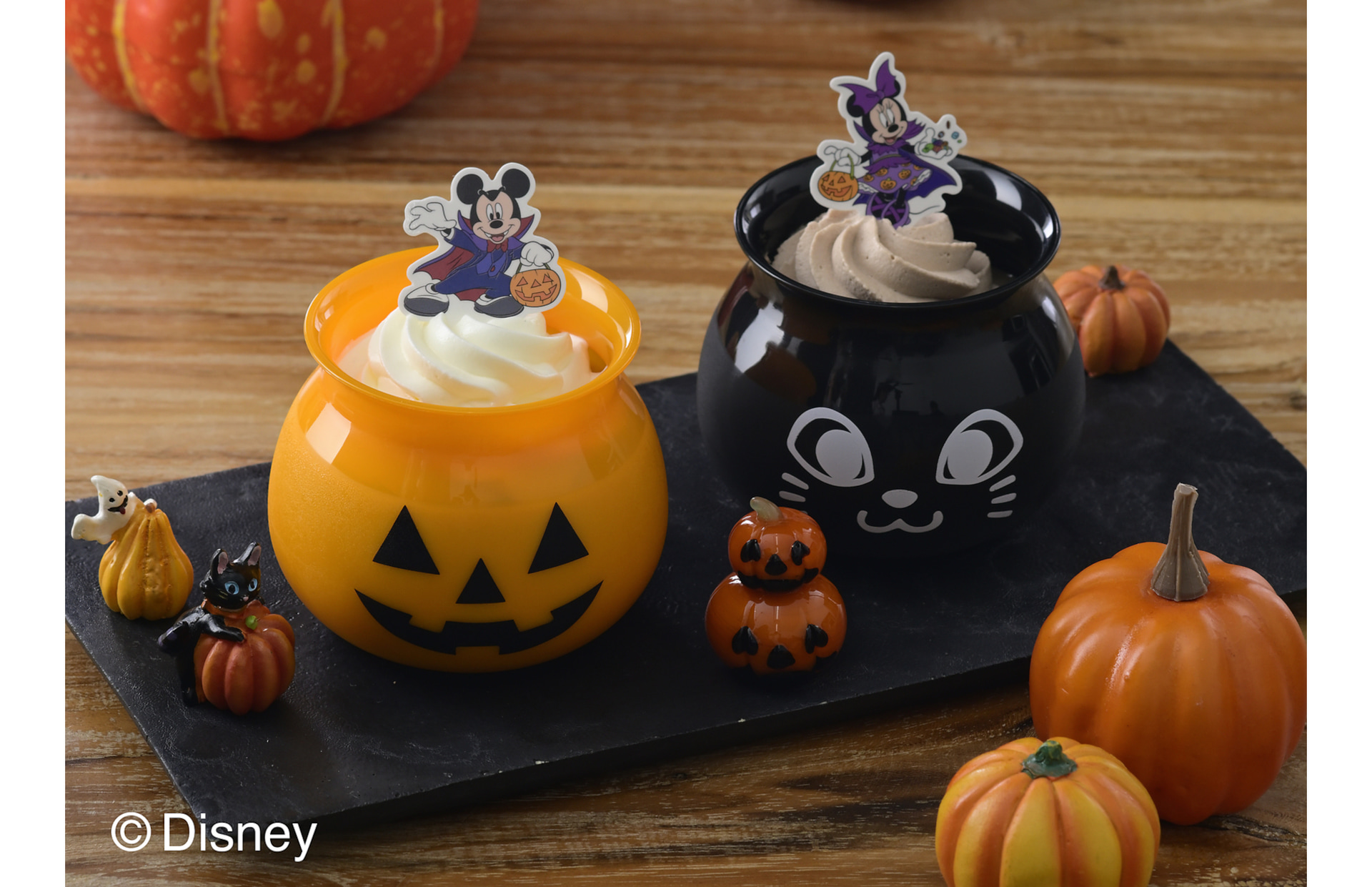 銀座コージーコーナー「＜ミッキーマウス＞パンプキンプリン」と「＜ミニーマウス＞チョコプリン」