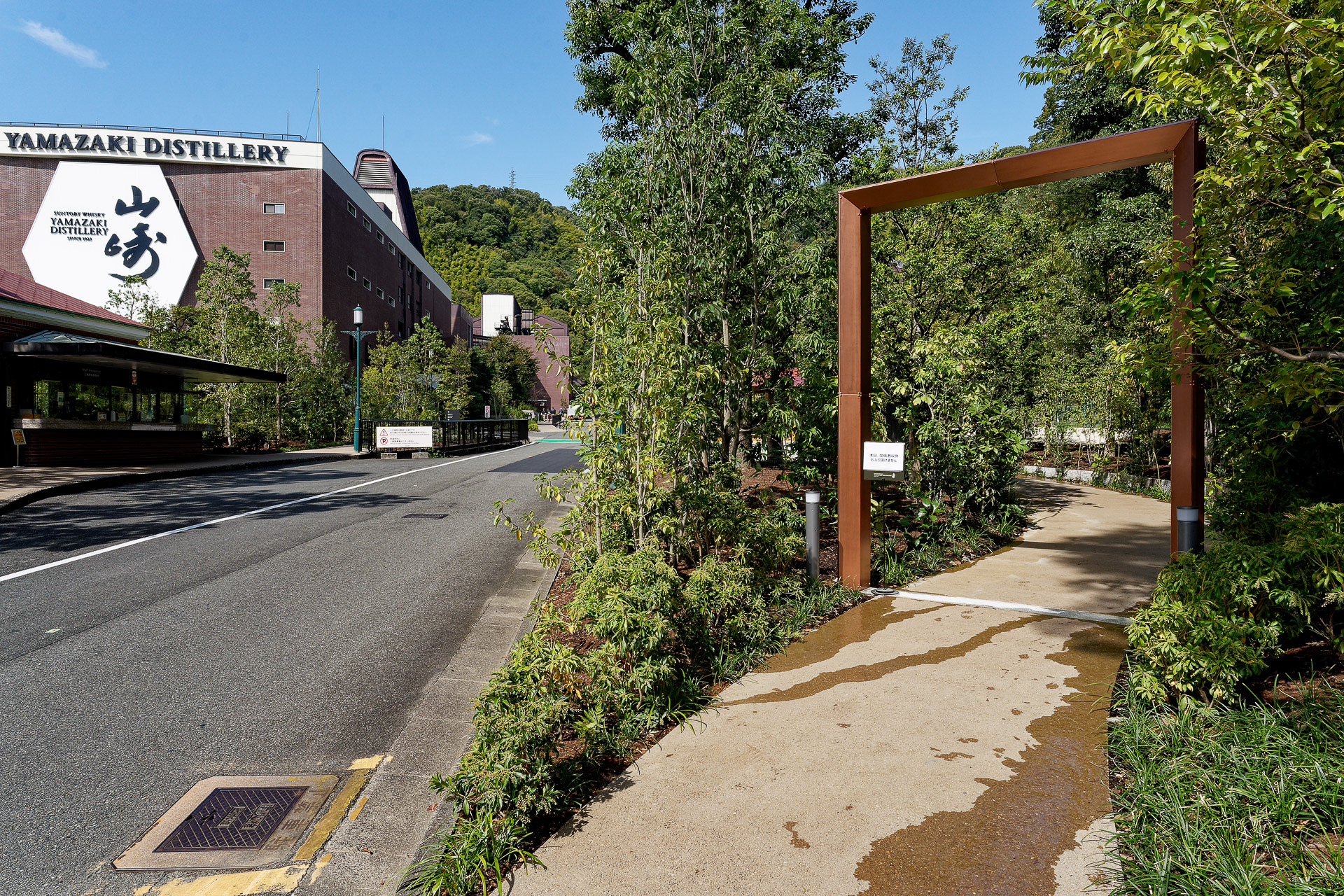 敷地に入って最初にくぐる門