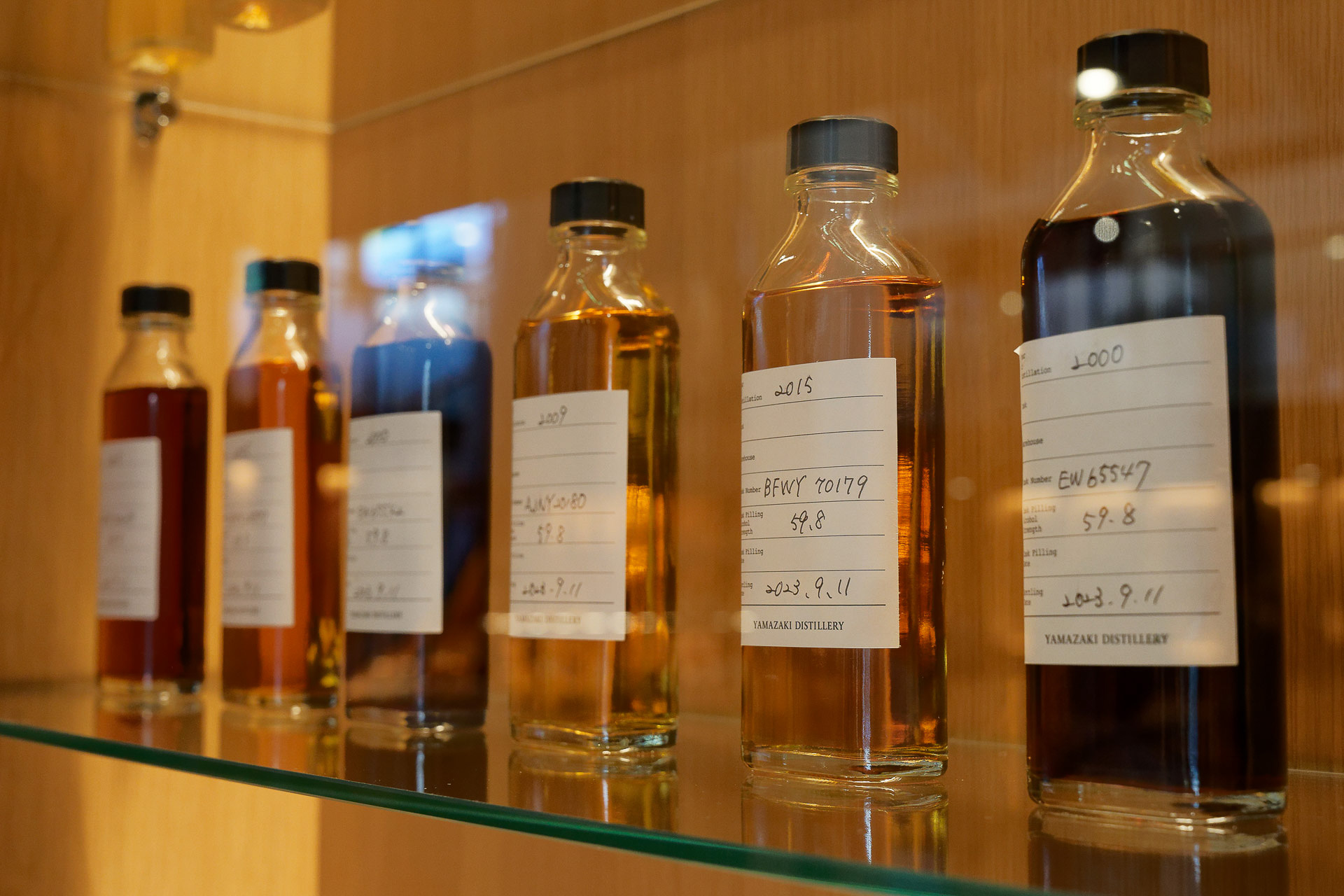 約3000本のサンプルボトルに囲まれている