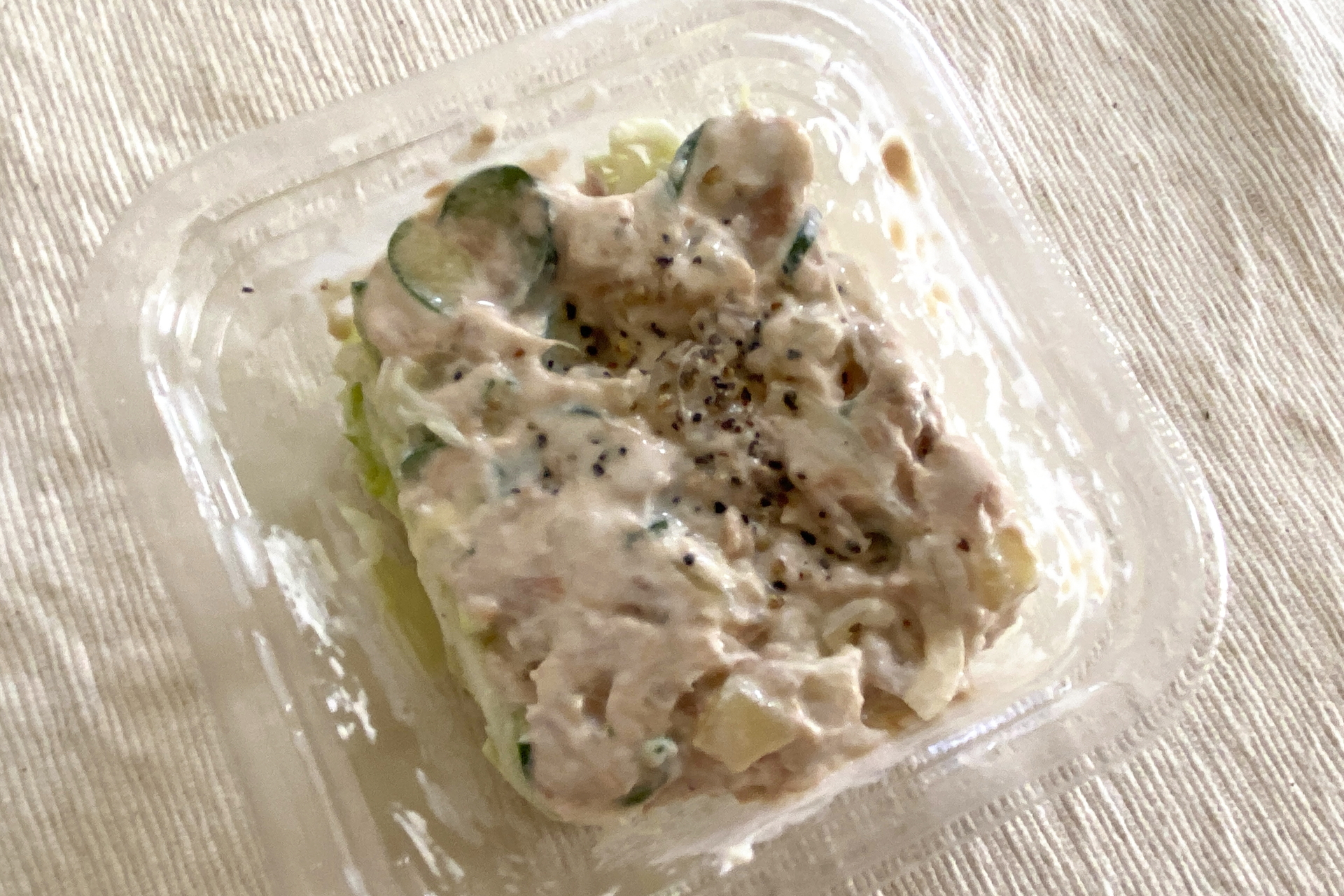 「狗巻棘のツナマヨサラダ」。キュウリ、ジャガイモ、キャベツ、タマネギなどの具が入っており、ツナマヨが意外と濃厚