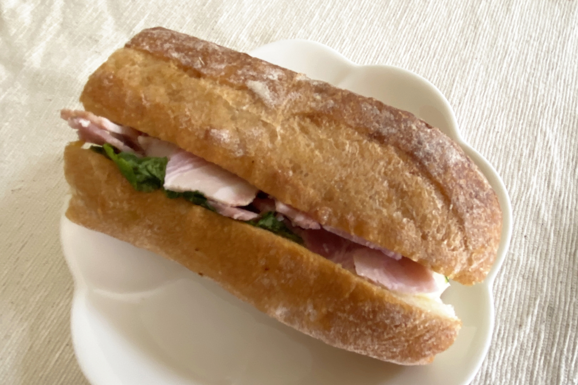 「七海建人のカスクート」。噛み応えのあるフランスパンと中の具材の相性がよく、七海がカスクートを買い、パン屋の女性店員と話している場面が目に浮かぶ