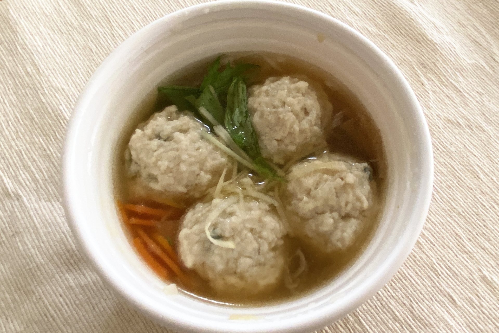 「虎杖悠仁の肉団子鍋風スープ」。調理すると生姜の香りが漂い、和風スープの味のアクセントになっている。やわらかい肉団子が4個入っている