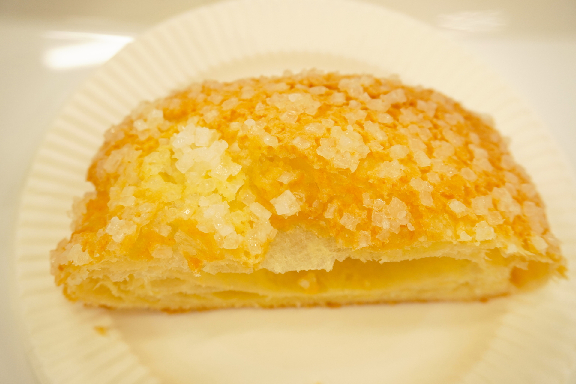 ザクザク・じゅわっと食感がインパクトのある「バタークロワッサンメロンパン」